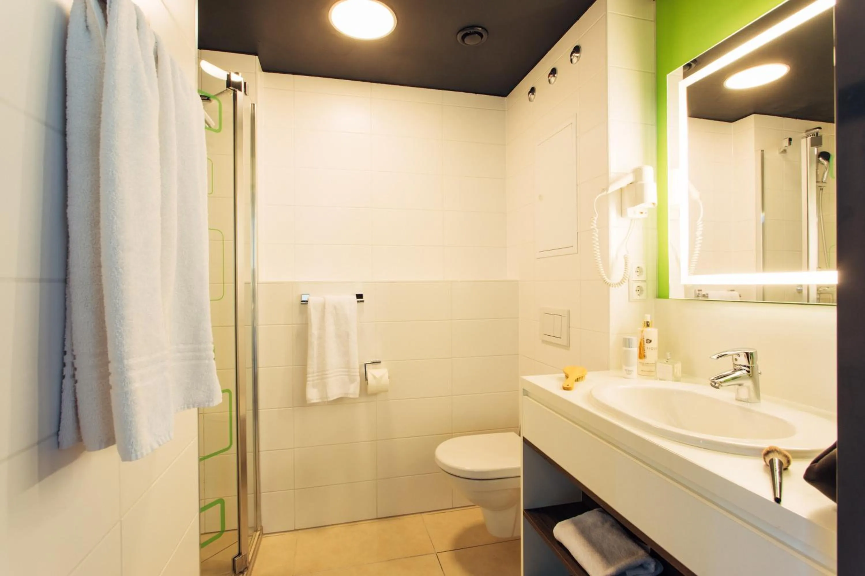 Bathroom in harry's home München hotel & apartments