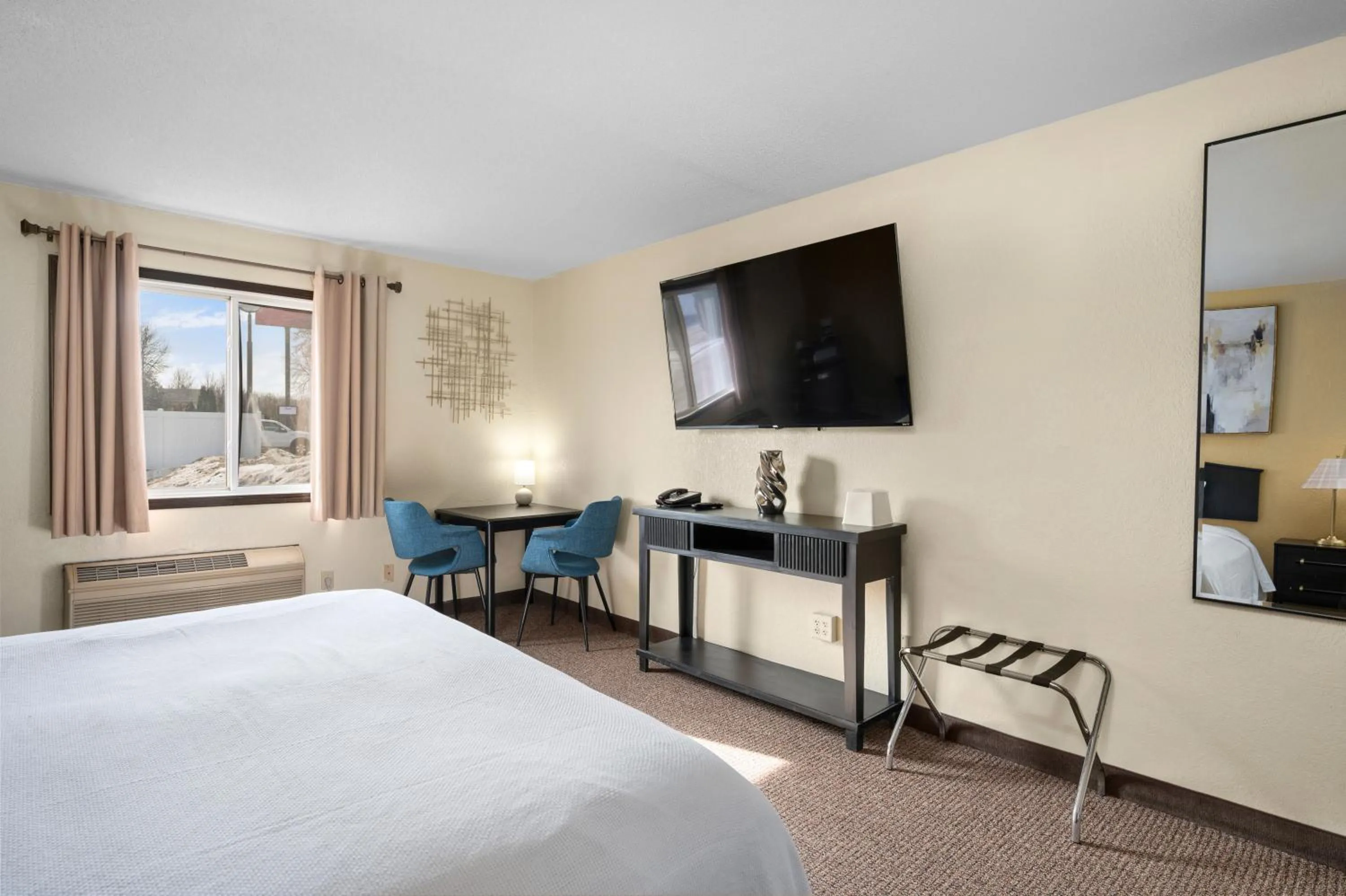 Photo of the whole room, Bed in StayInn Grand Forks