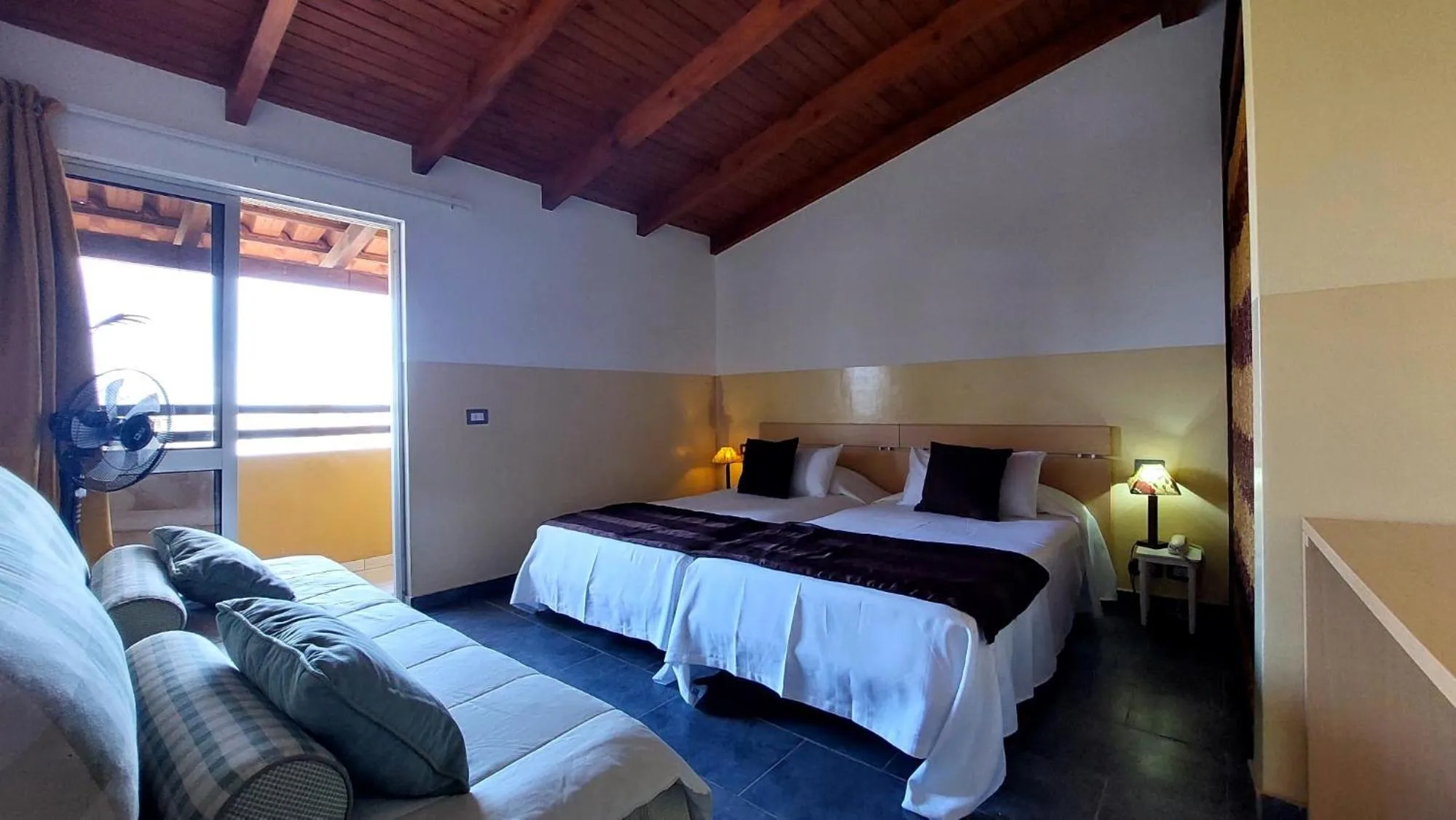 Triple Room with Balcony in Hotel Porta do Vento