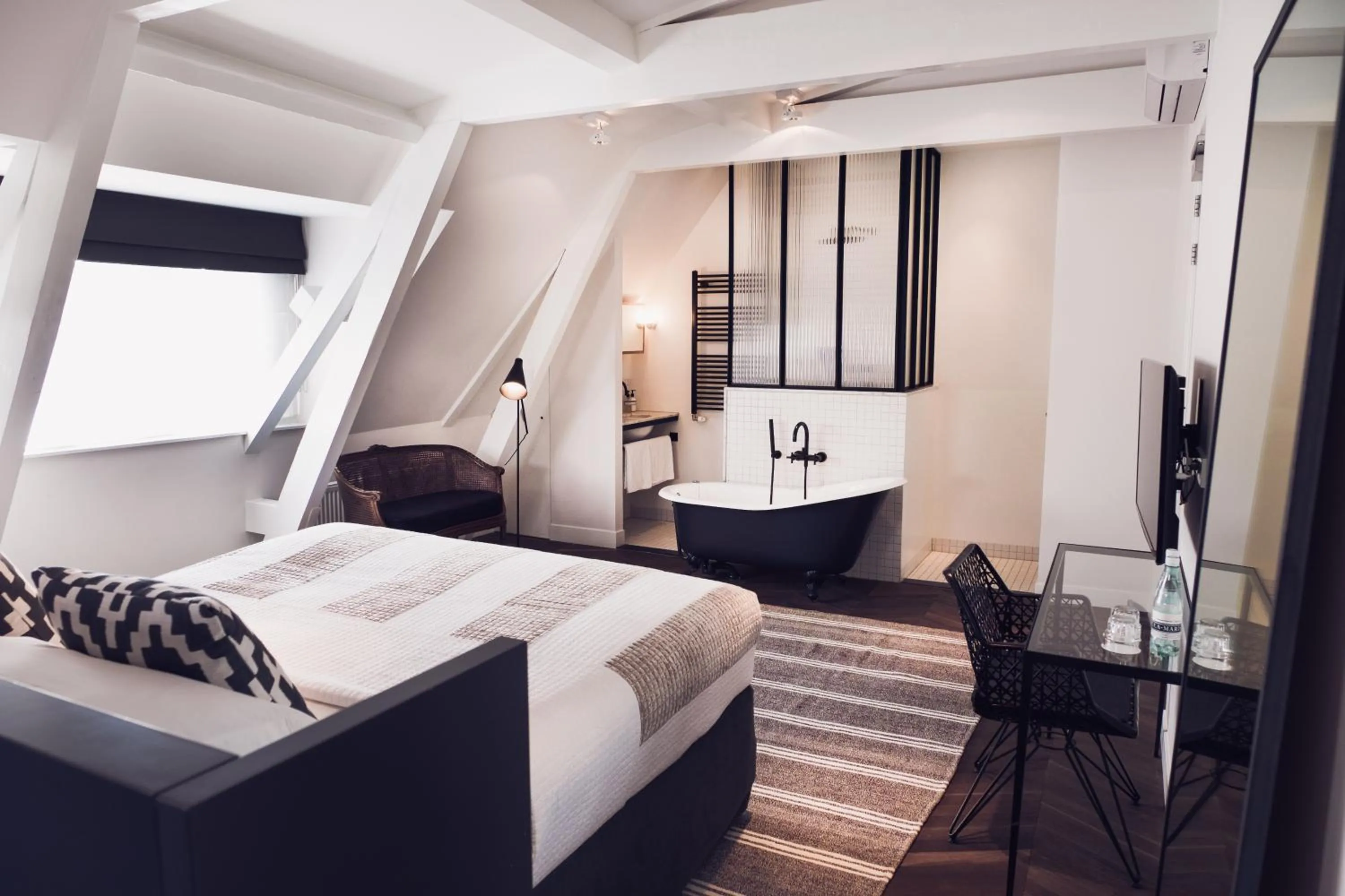 Photo of the whole room, Bed in Morgan & Mees Amsterdam