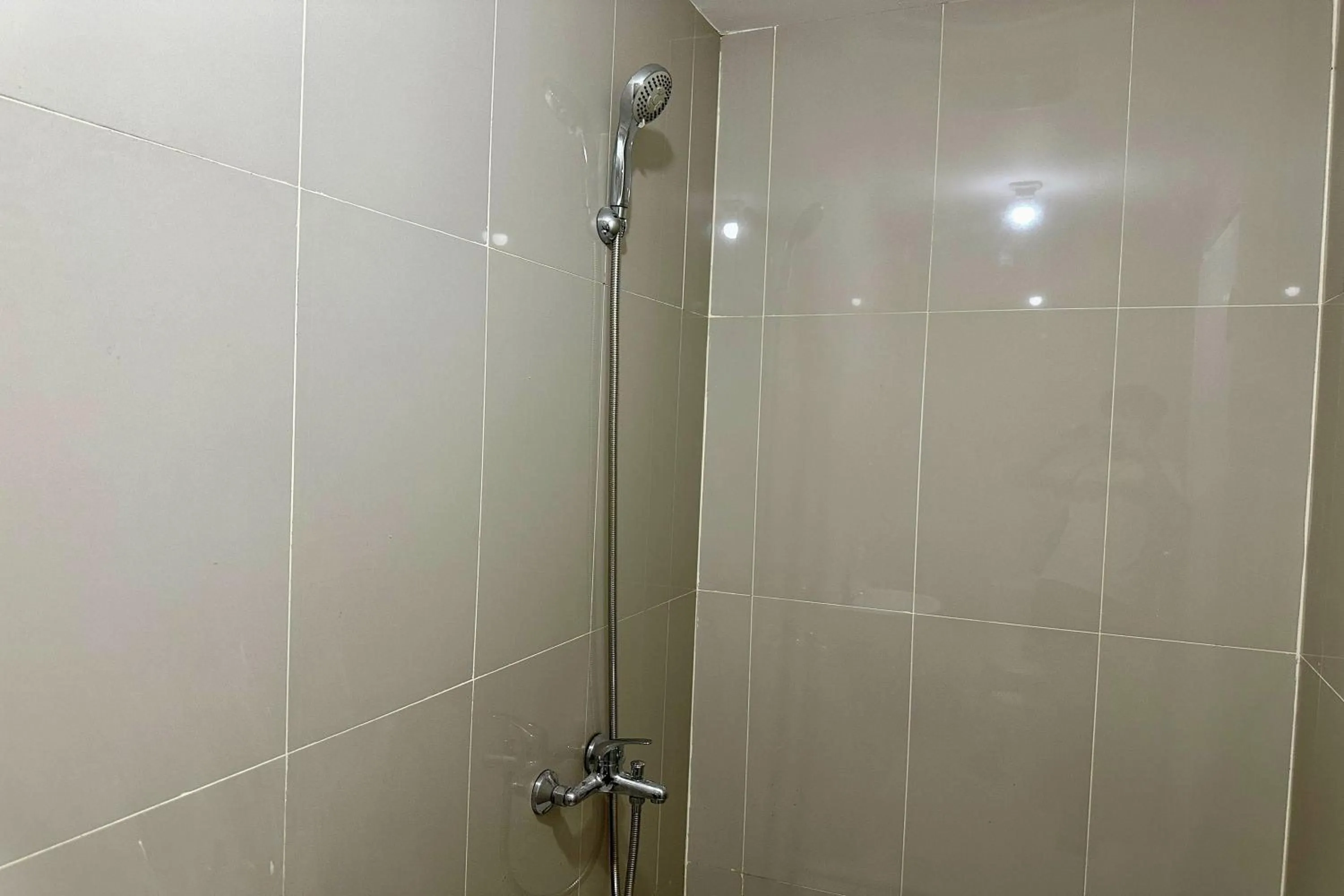 Bathroom in Majestic Point Serpong by Nature