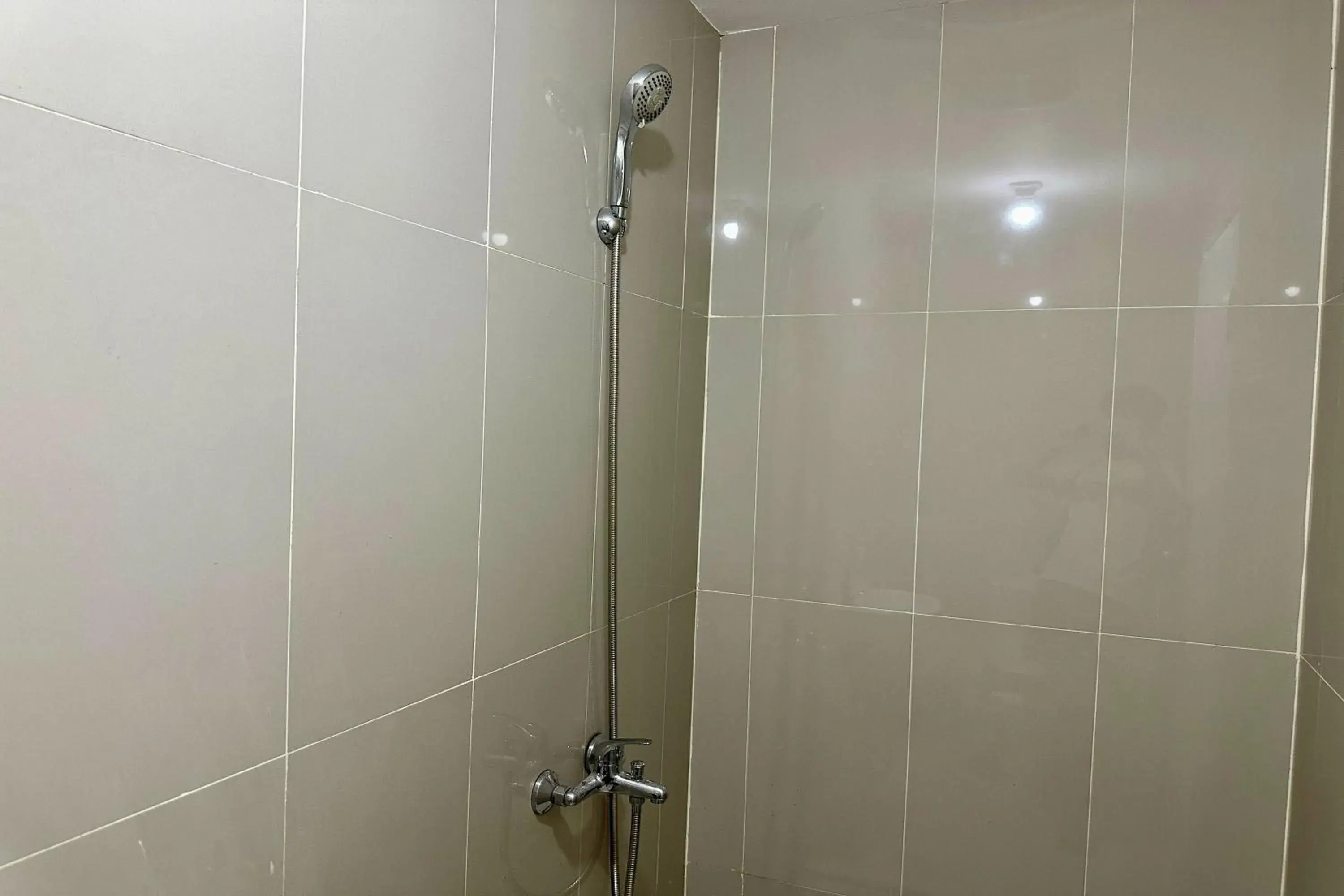 Bathroom in Majestic Point Serpong by Nature Bathroom in Majestic Point Serpong by Nature