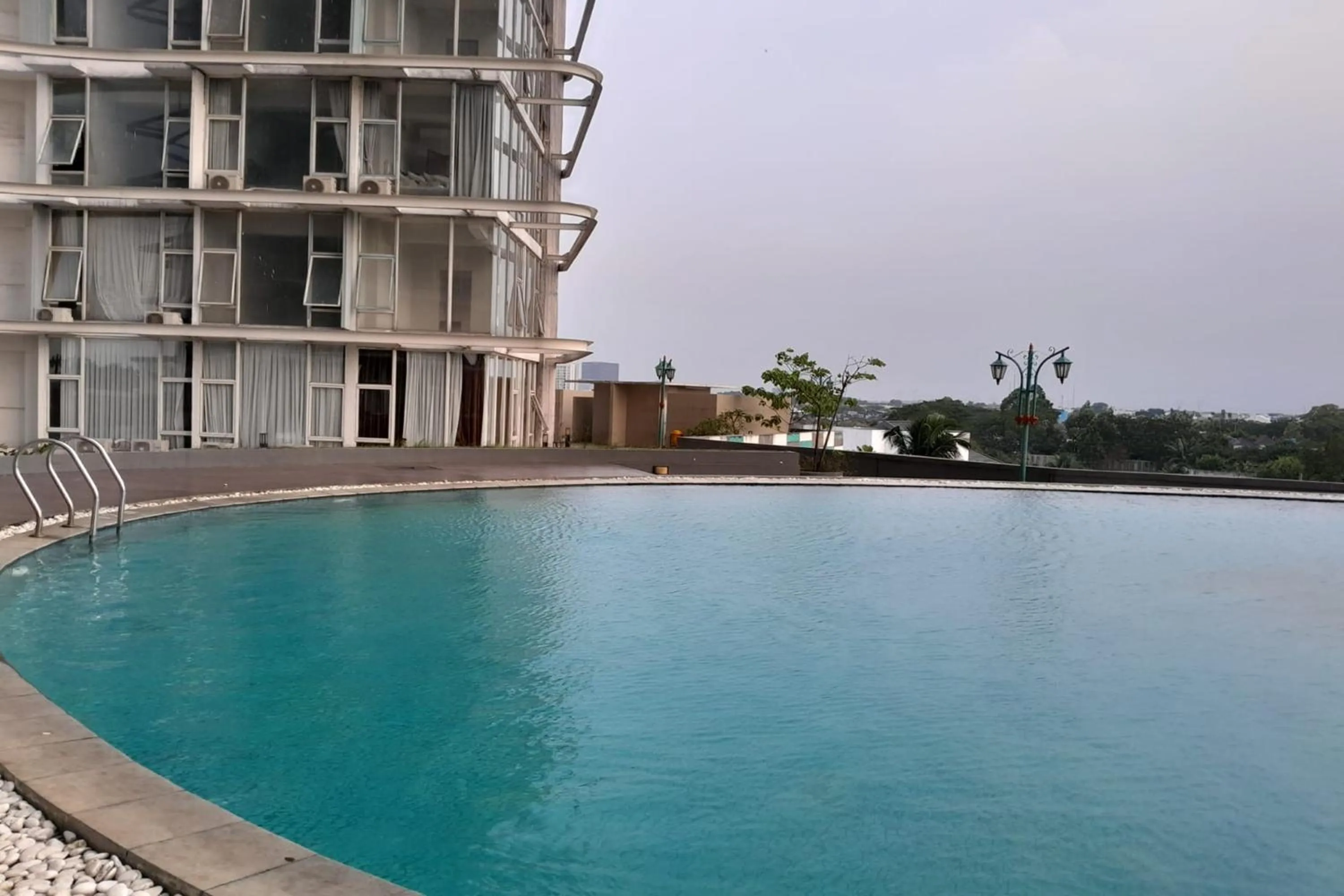 Swimming pool in Majestic Point Serpong by Nature