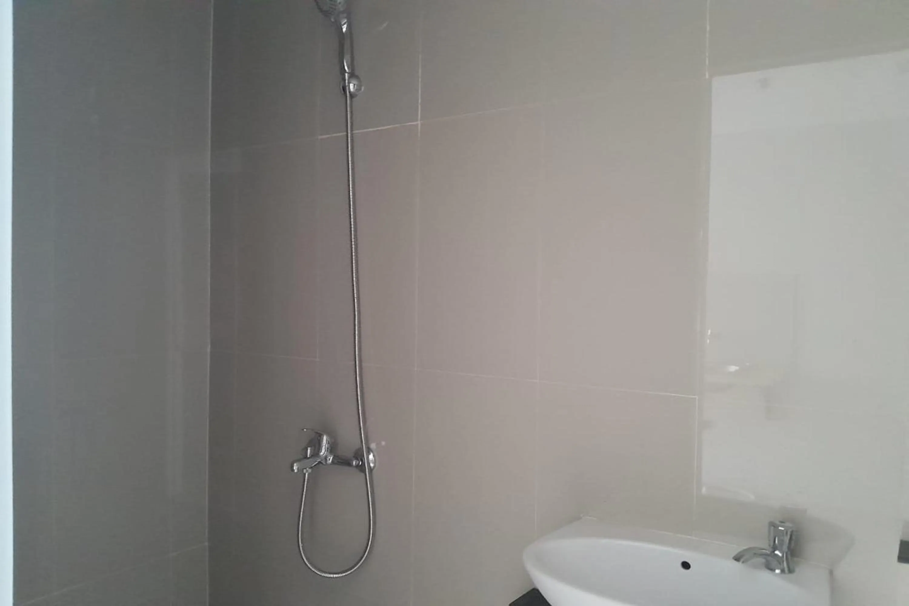 Bathroom in Majestic Point Serpong by Nature