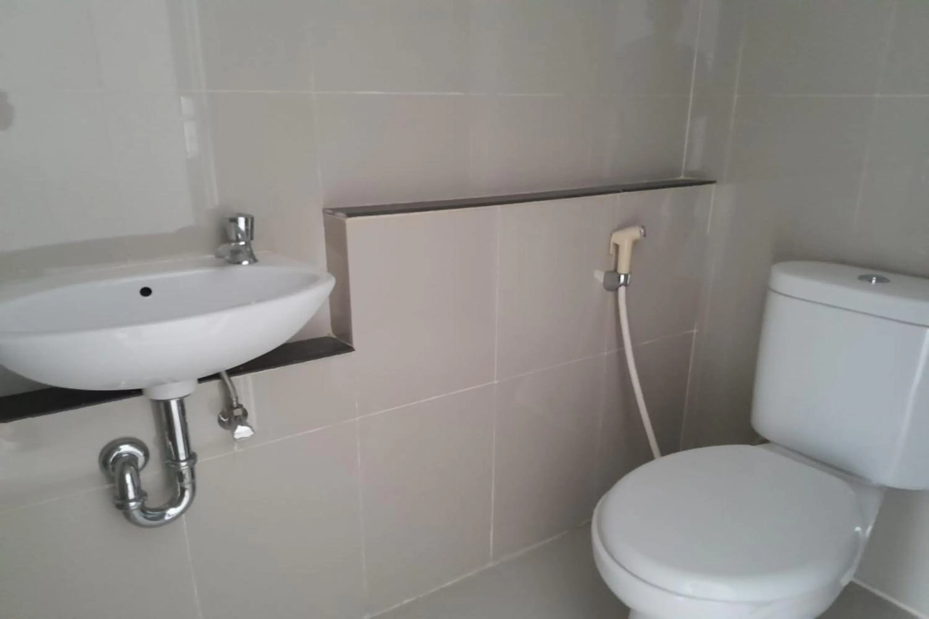 Bathroom in Majestic Point Serpong by Nature