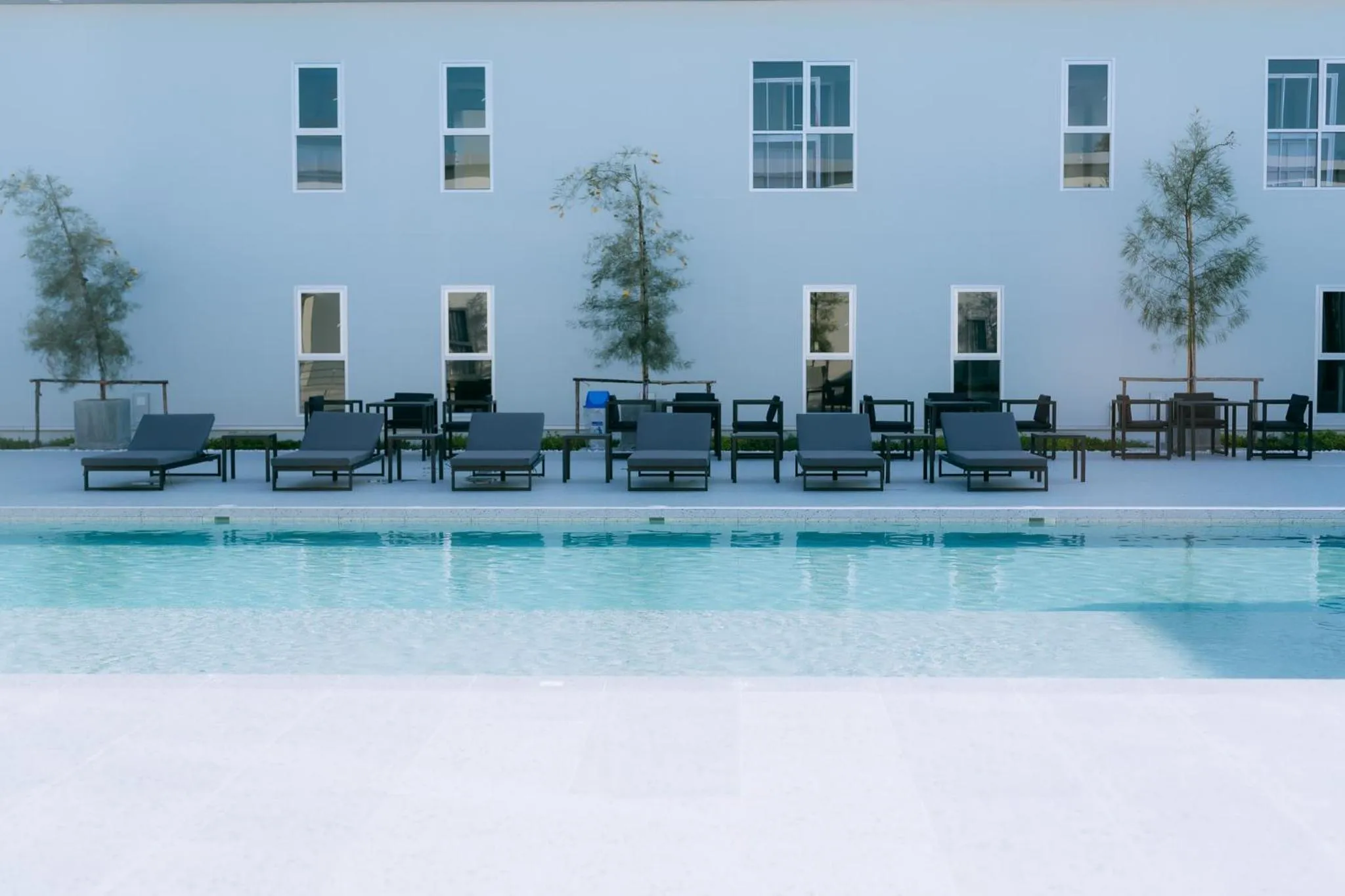 Swimming pool in One Budget Hotel Chiangrai Bypass-East