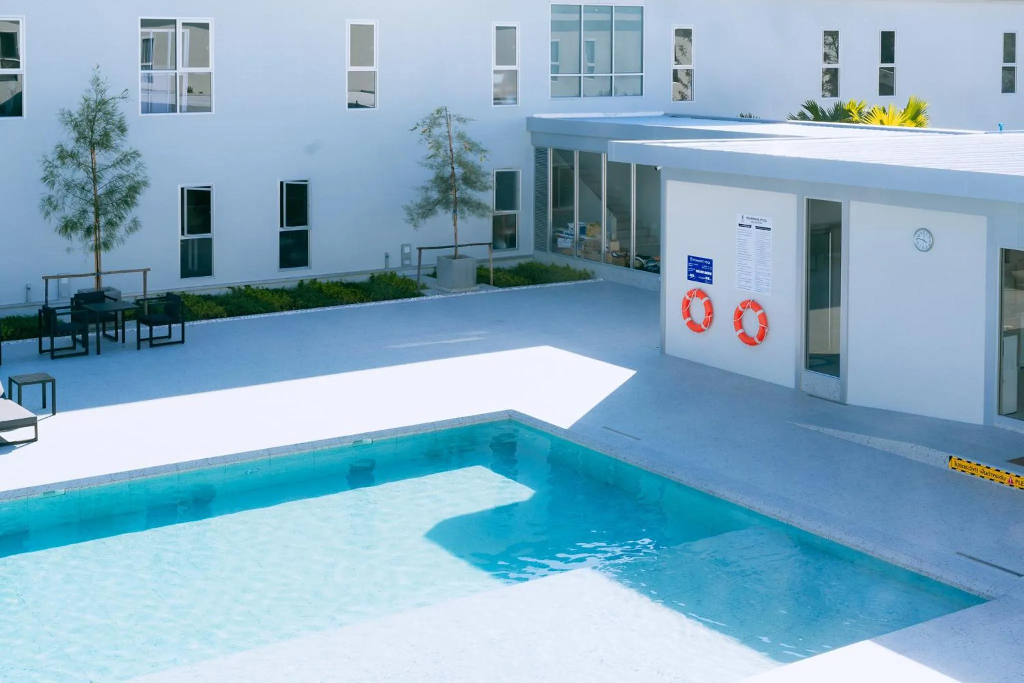 Swimming pool in One Budget Hotel Chiangrai Bypass-East