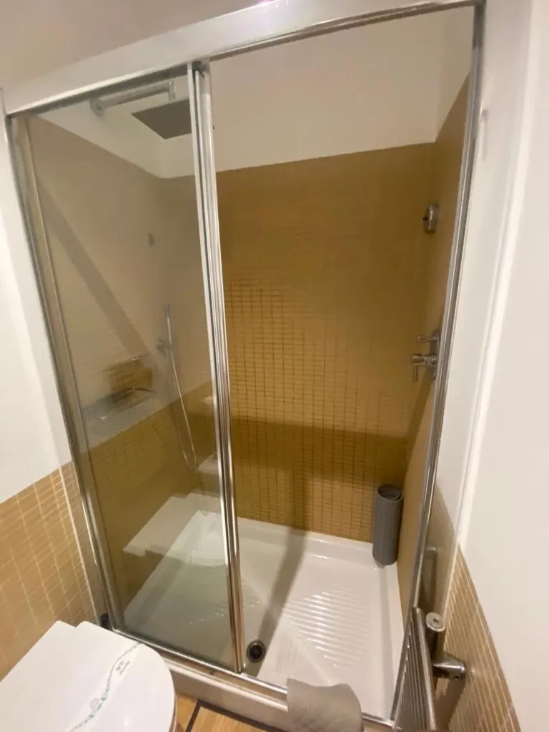 Shower in Matteotti Apartment