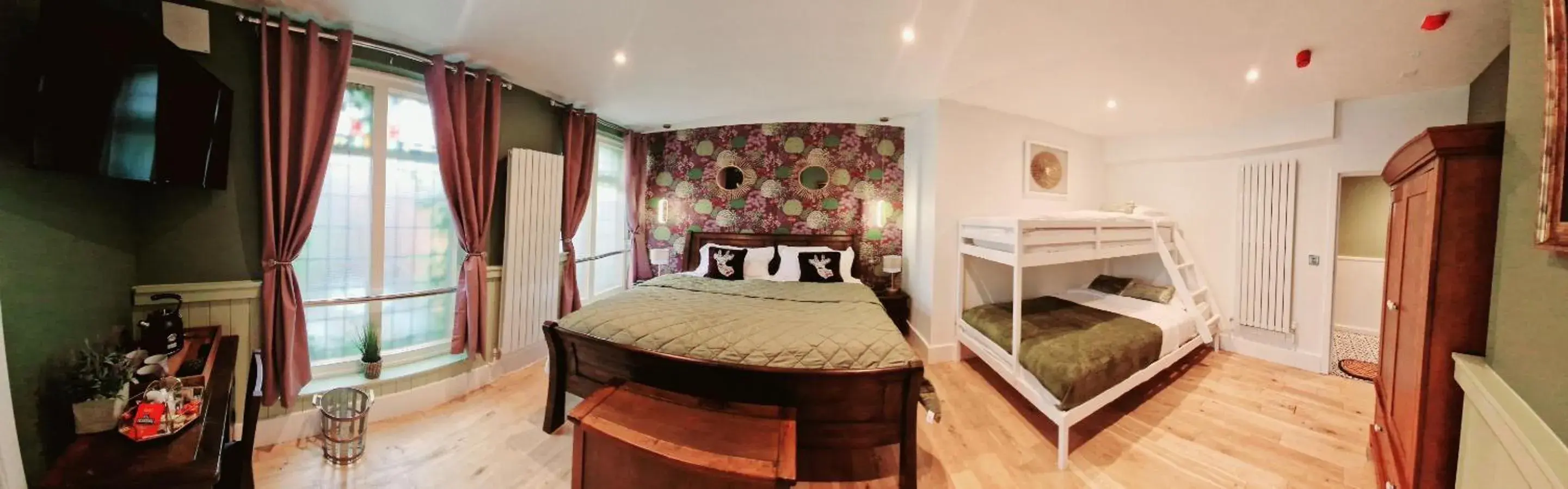 Bedroom, Bed in Burton Stone Inn Bedroom, Bed in Burton Stone Inn