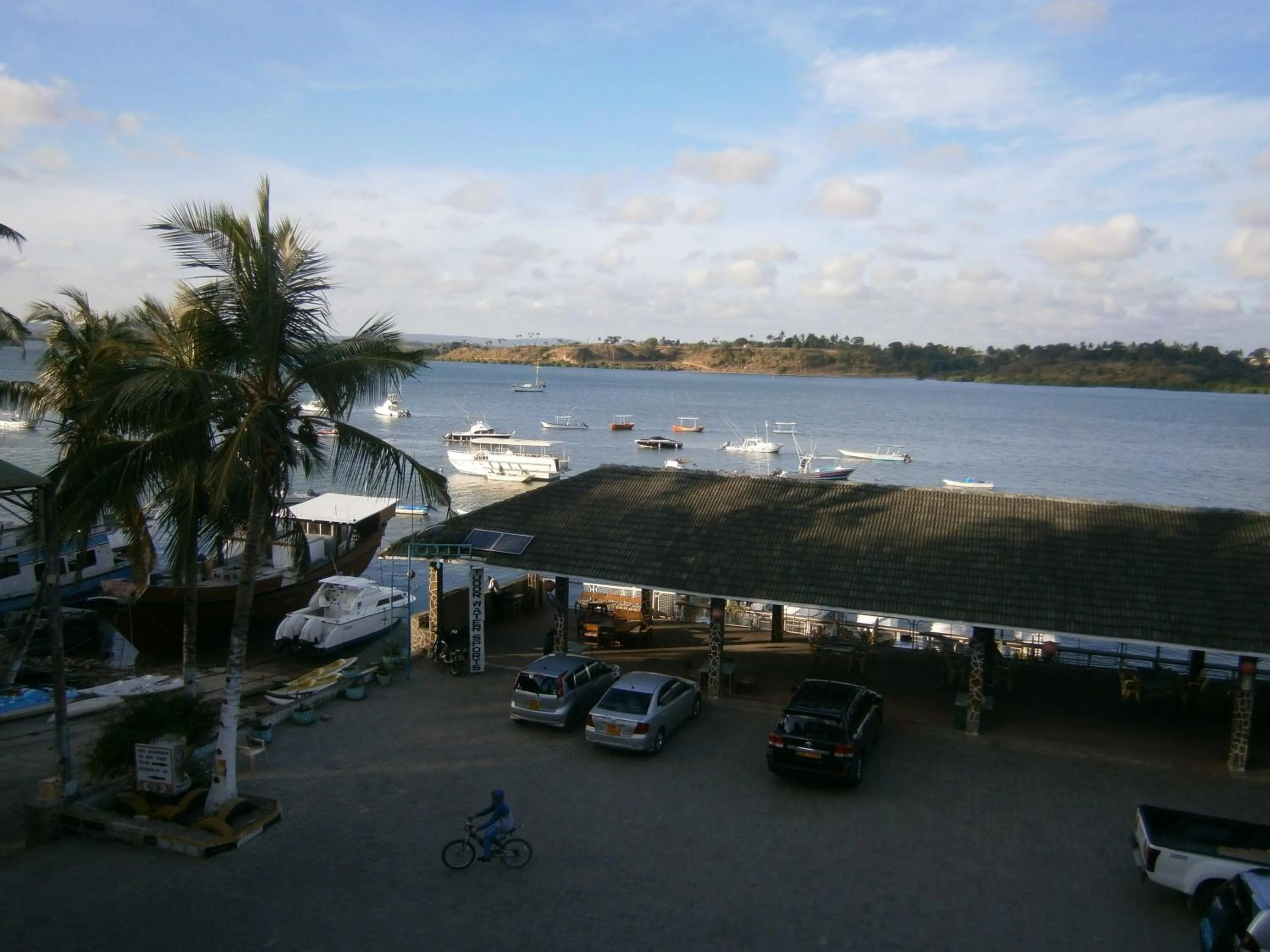 Restaurant/places to eat in Tudor Water Sports Hotel
