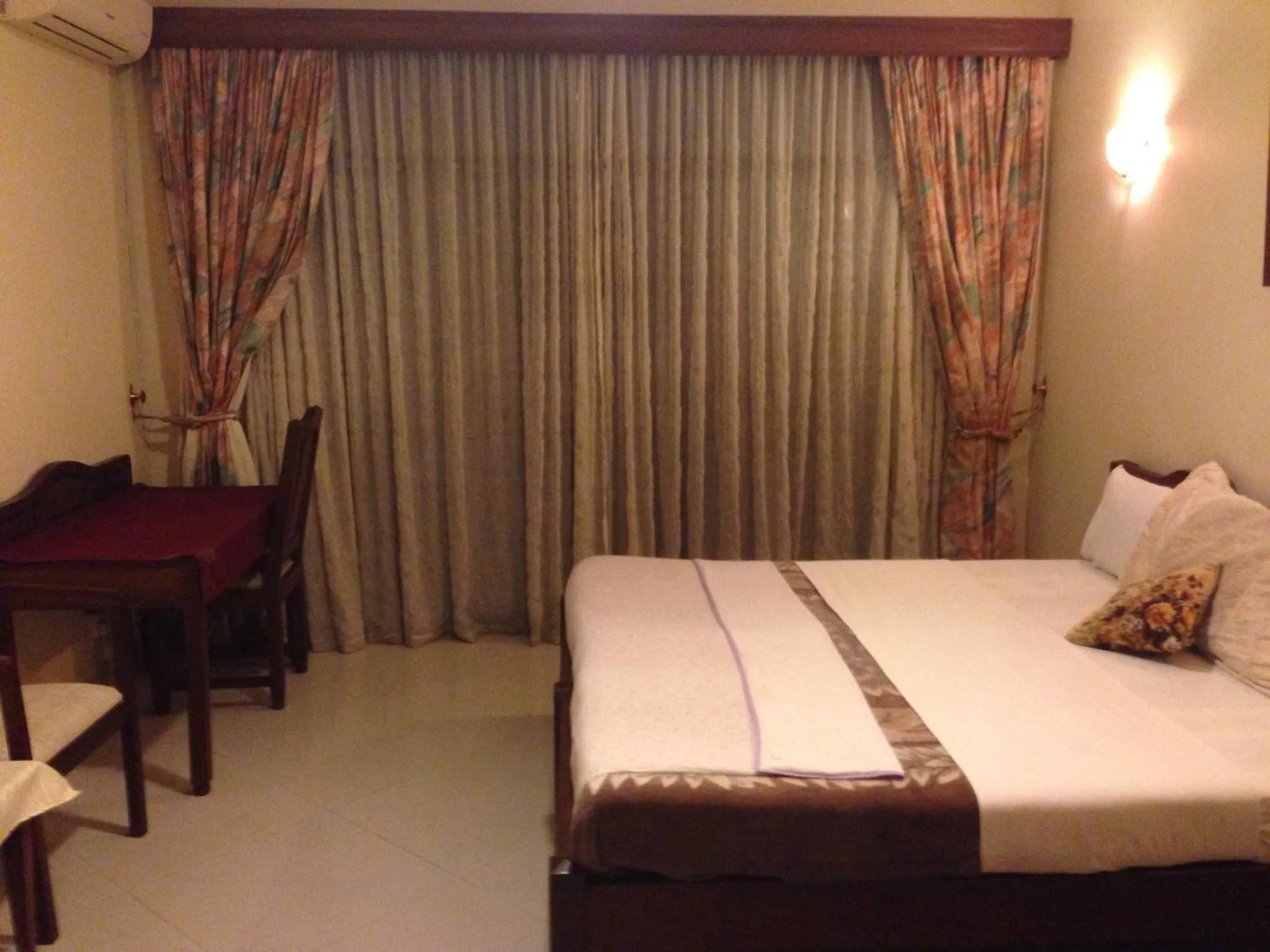 Patio, Bed in Tudor Water Sports Hotel