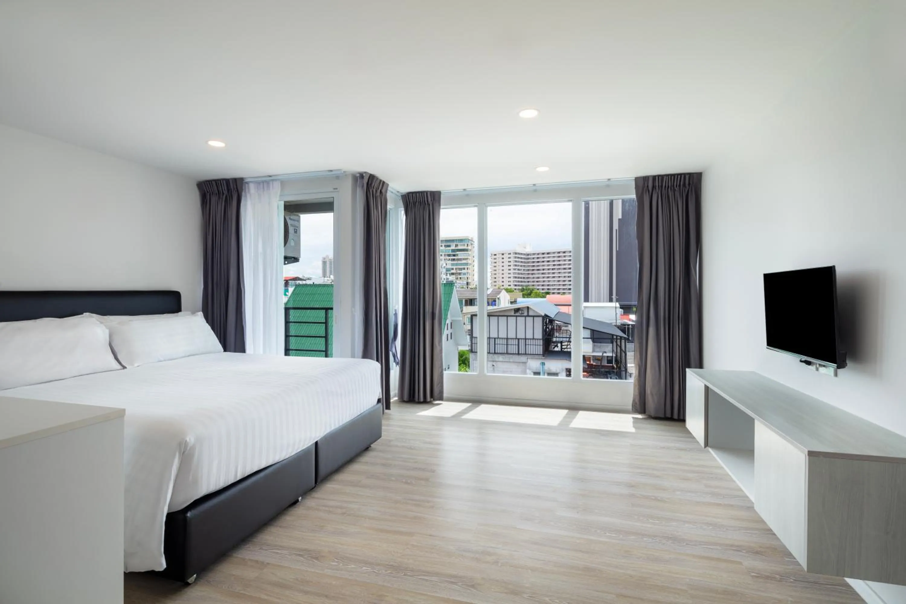 Deluxe King Room in The Rizin Hotel Phratamnak