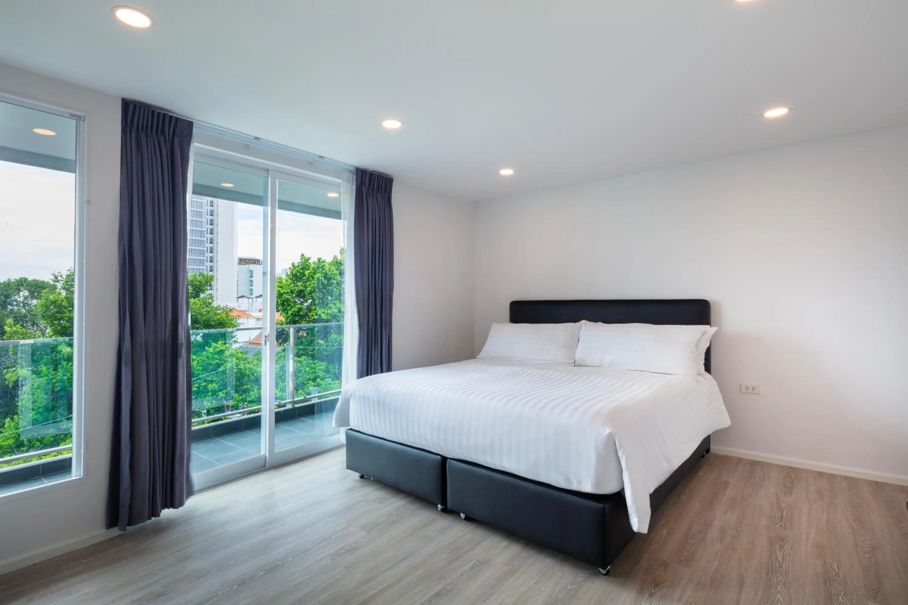 King Suite with Balcony in The Rizin Hotel Phratamnak