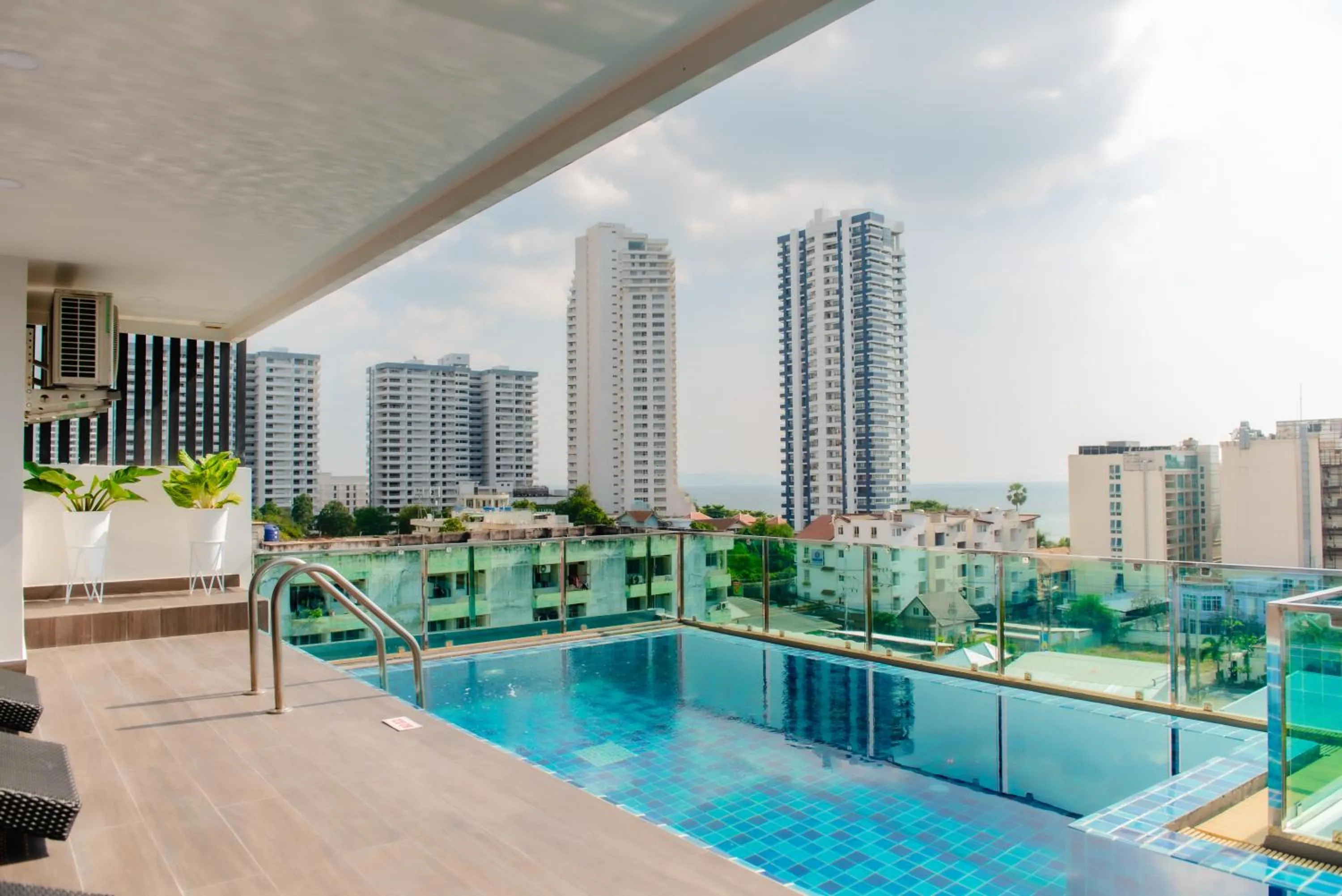 The Rizin Hotel Phratamnak