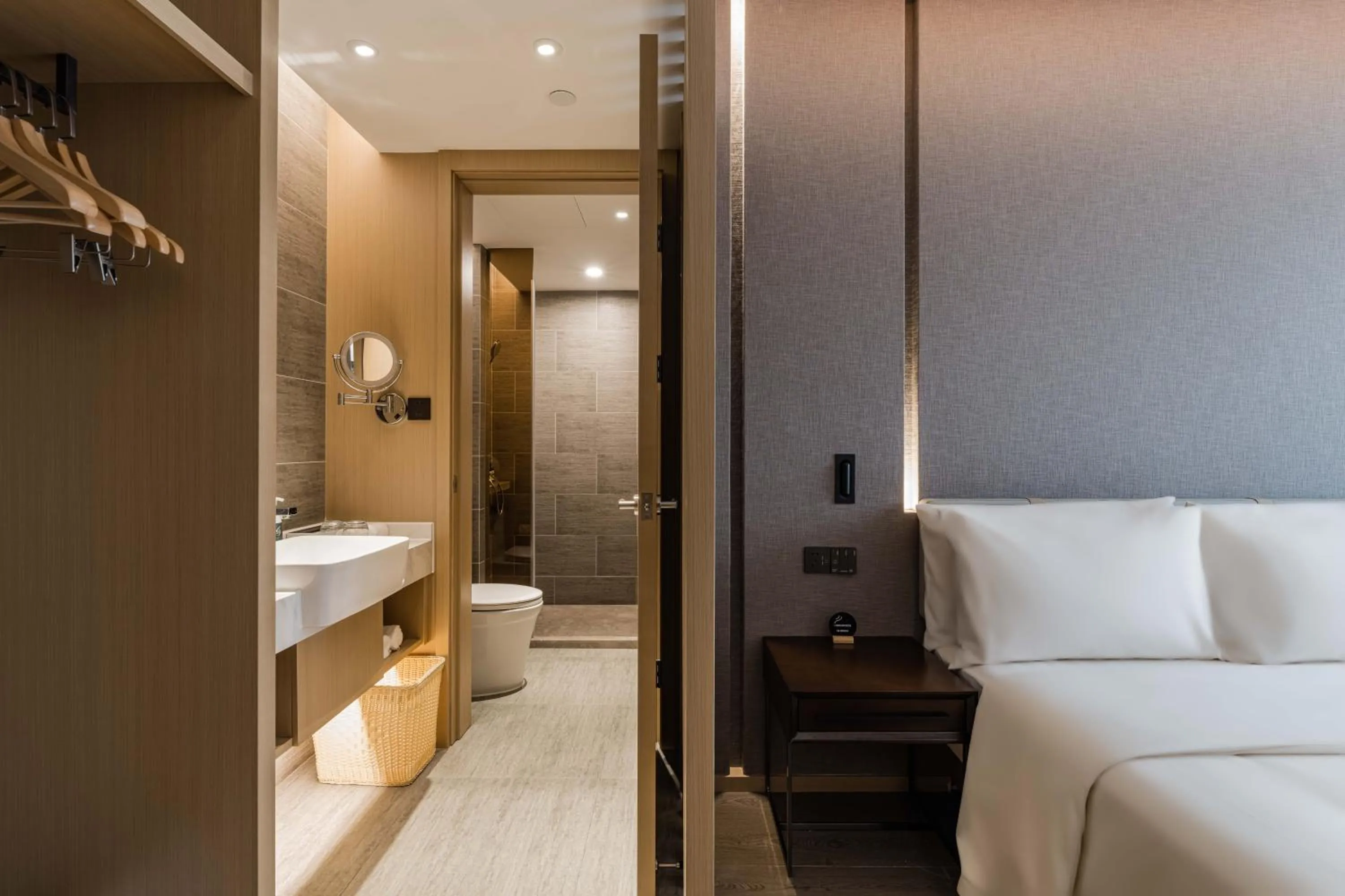 Toilet, Bed in Atour Hotel Hangzhou Xixi Vally Tianmushan Road