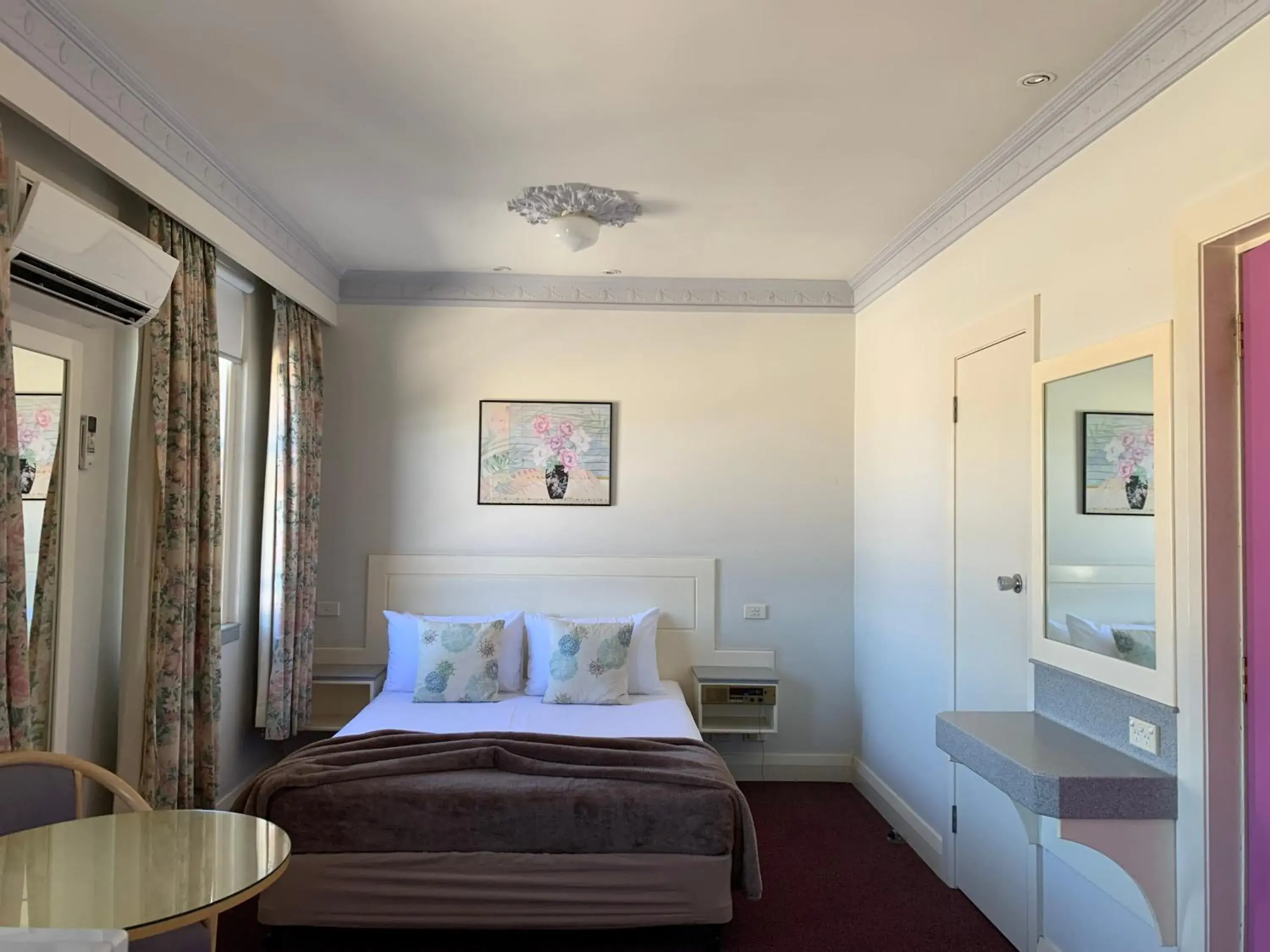 Queen Room with Spa Bath in Moruya Monarch Hotel Queen Room with Spa Bath in Moruya Monarch Hotel