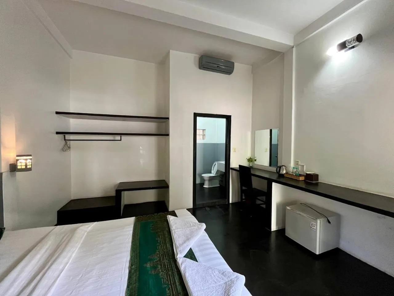 Bedroom, Bed in Home Inn