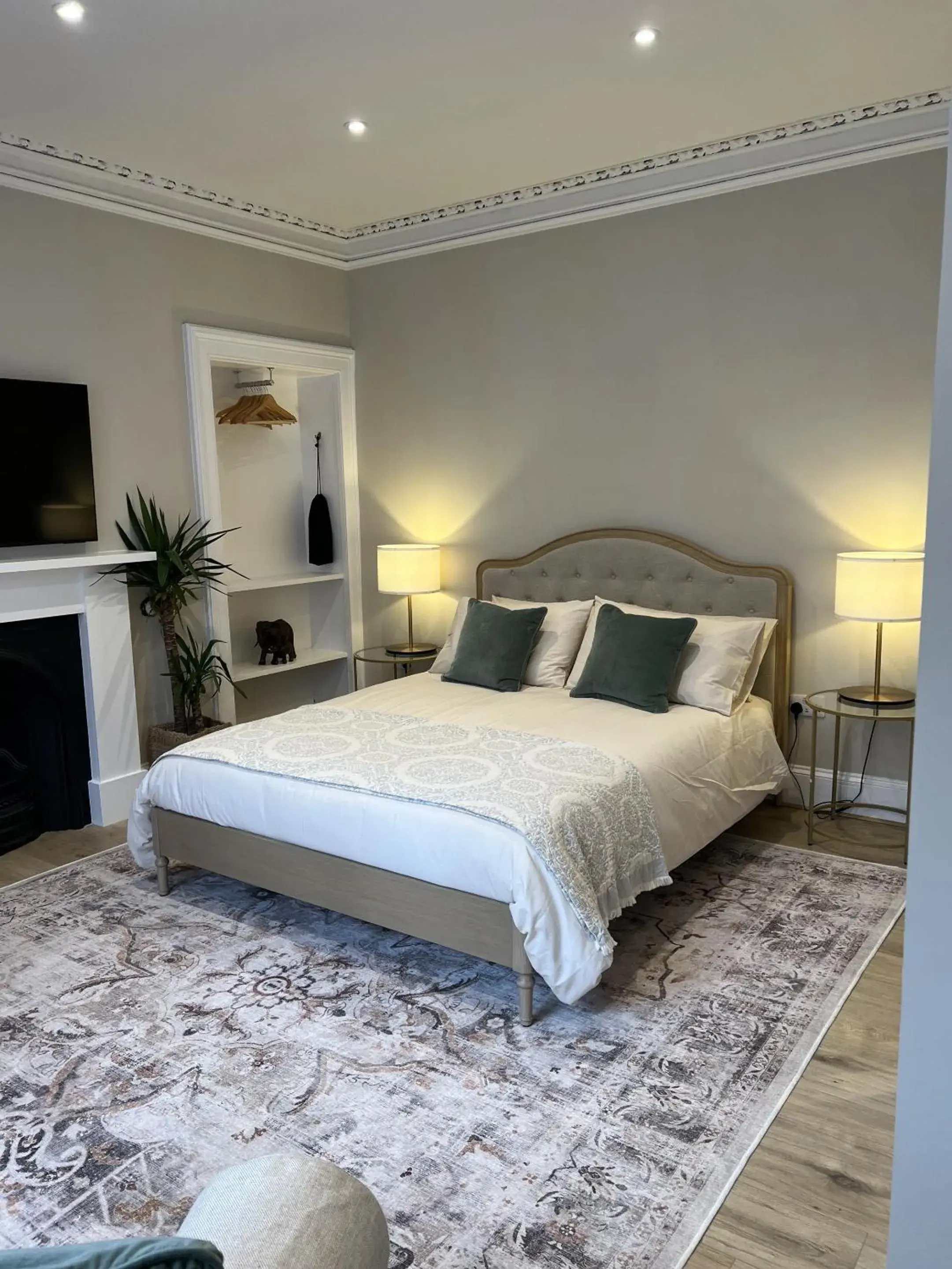 Superior King Room - single occupancy in No. Ten Guesthouse Superior King Room - single occupancy in No. Ten Guesthouse