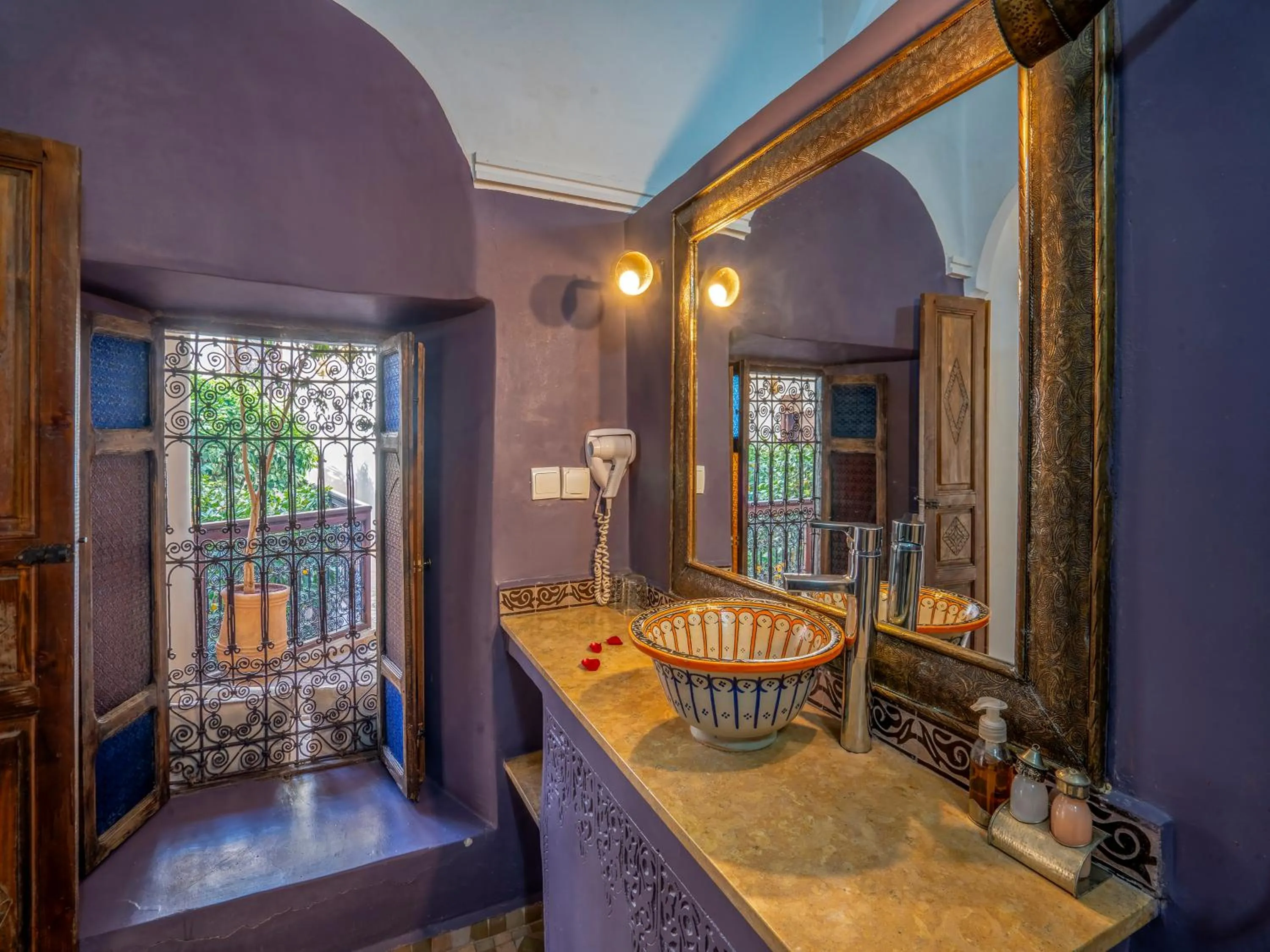 Bathroom in Riad Maialou & SPA