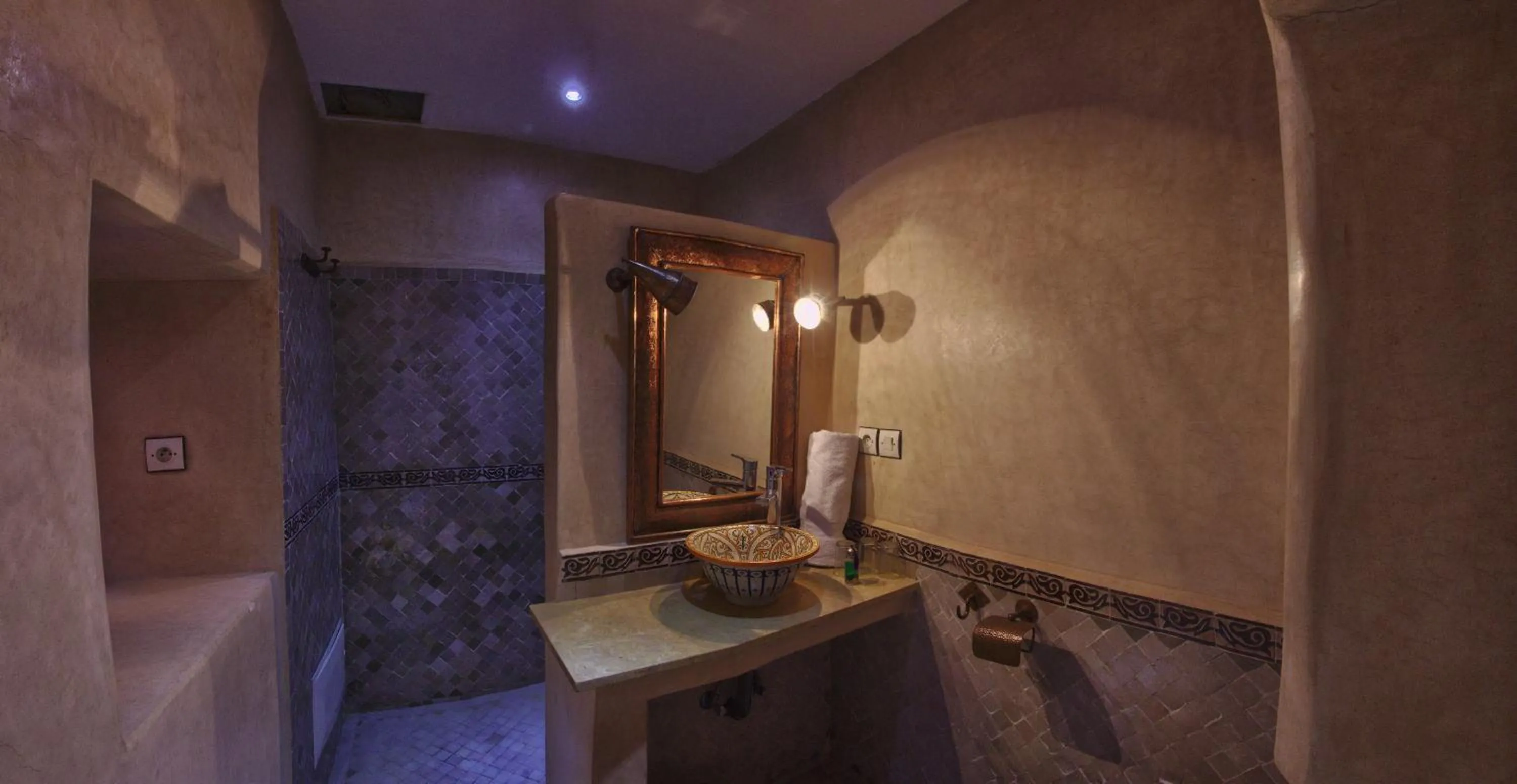Bathroom in Riad Maialou & SPA
