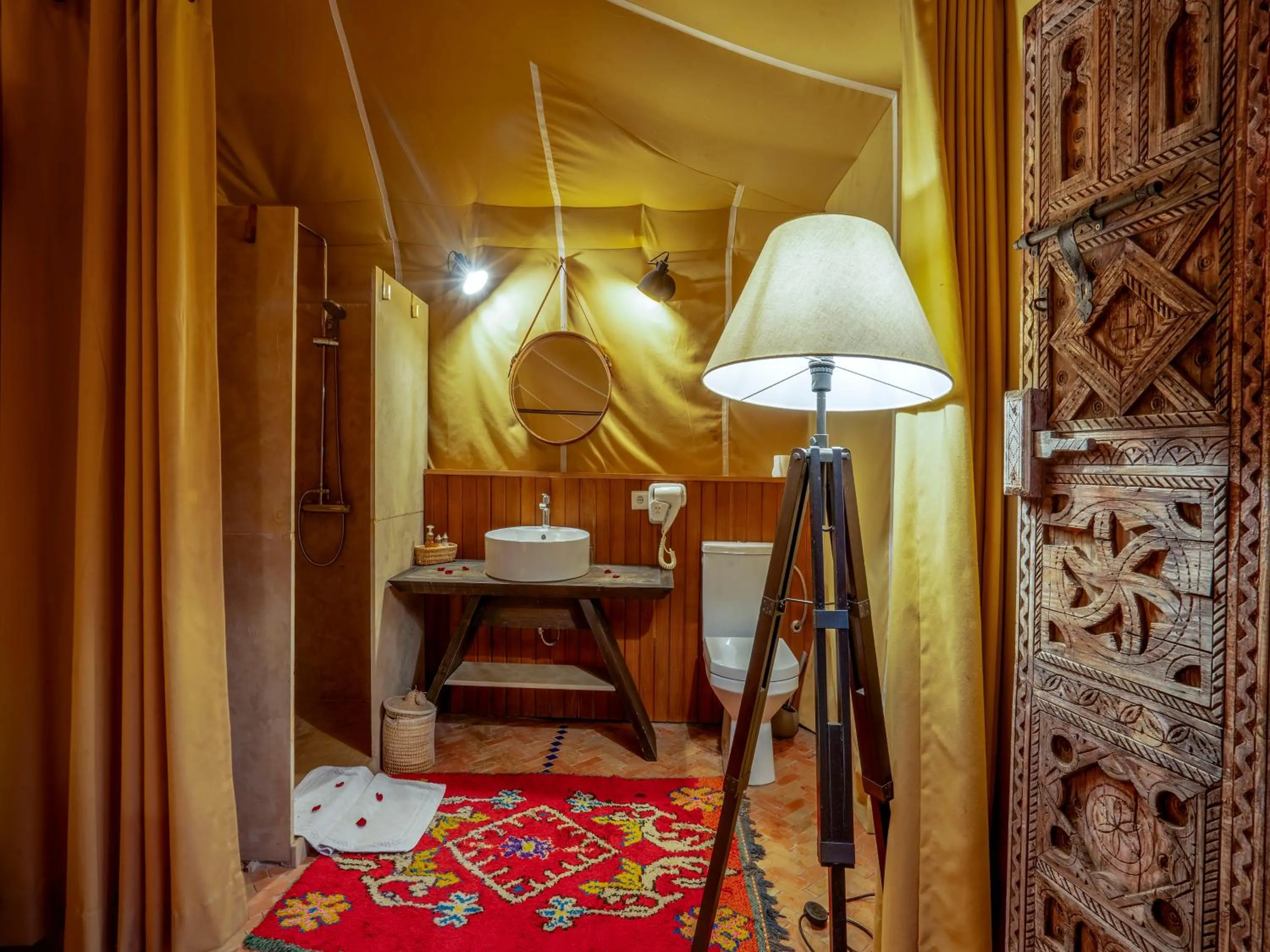 Bathroom, Bed in Riad Maialou & SPA
