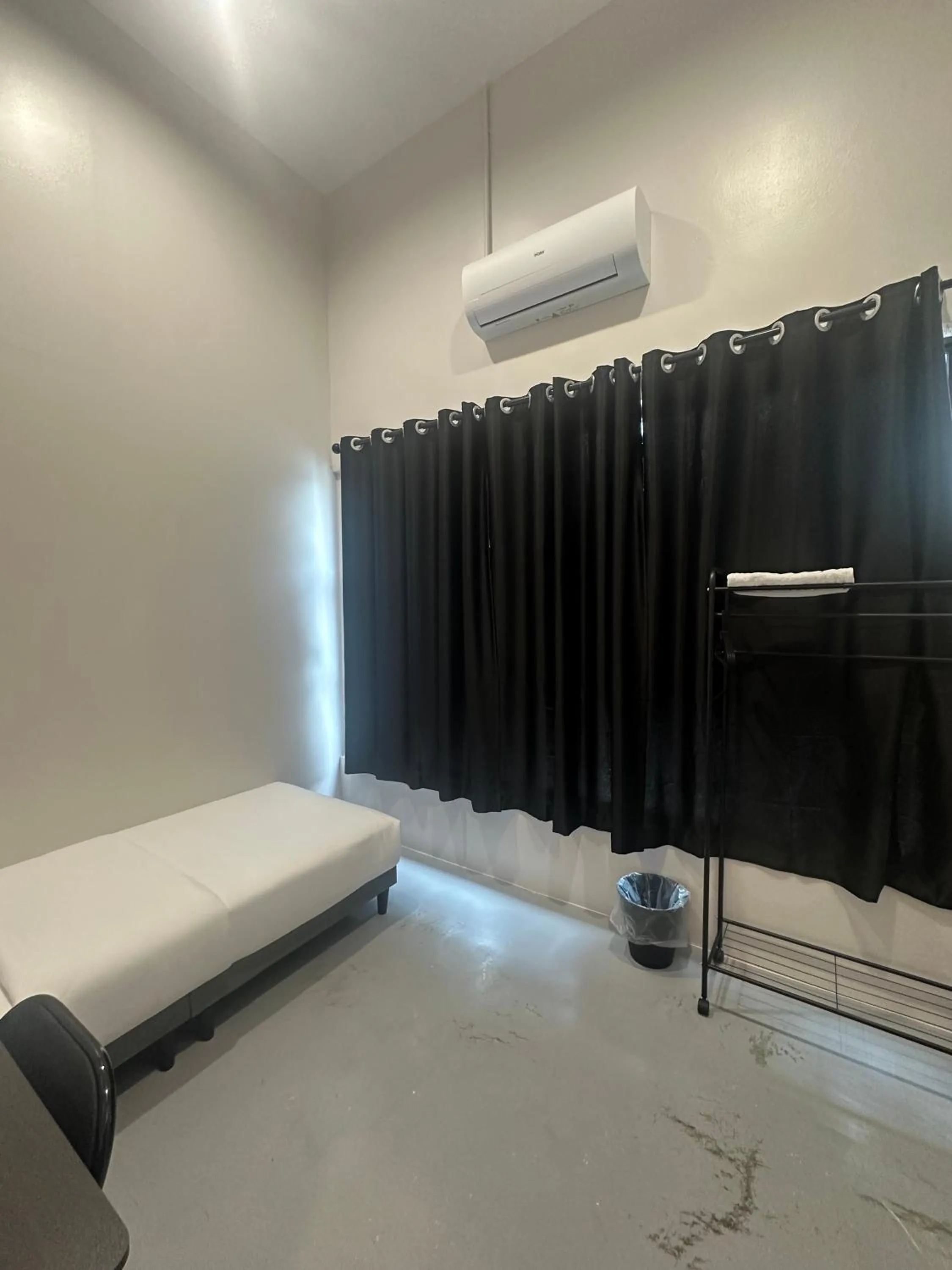 Bedroom, Bed in Be Right Back Loft - Alma