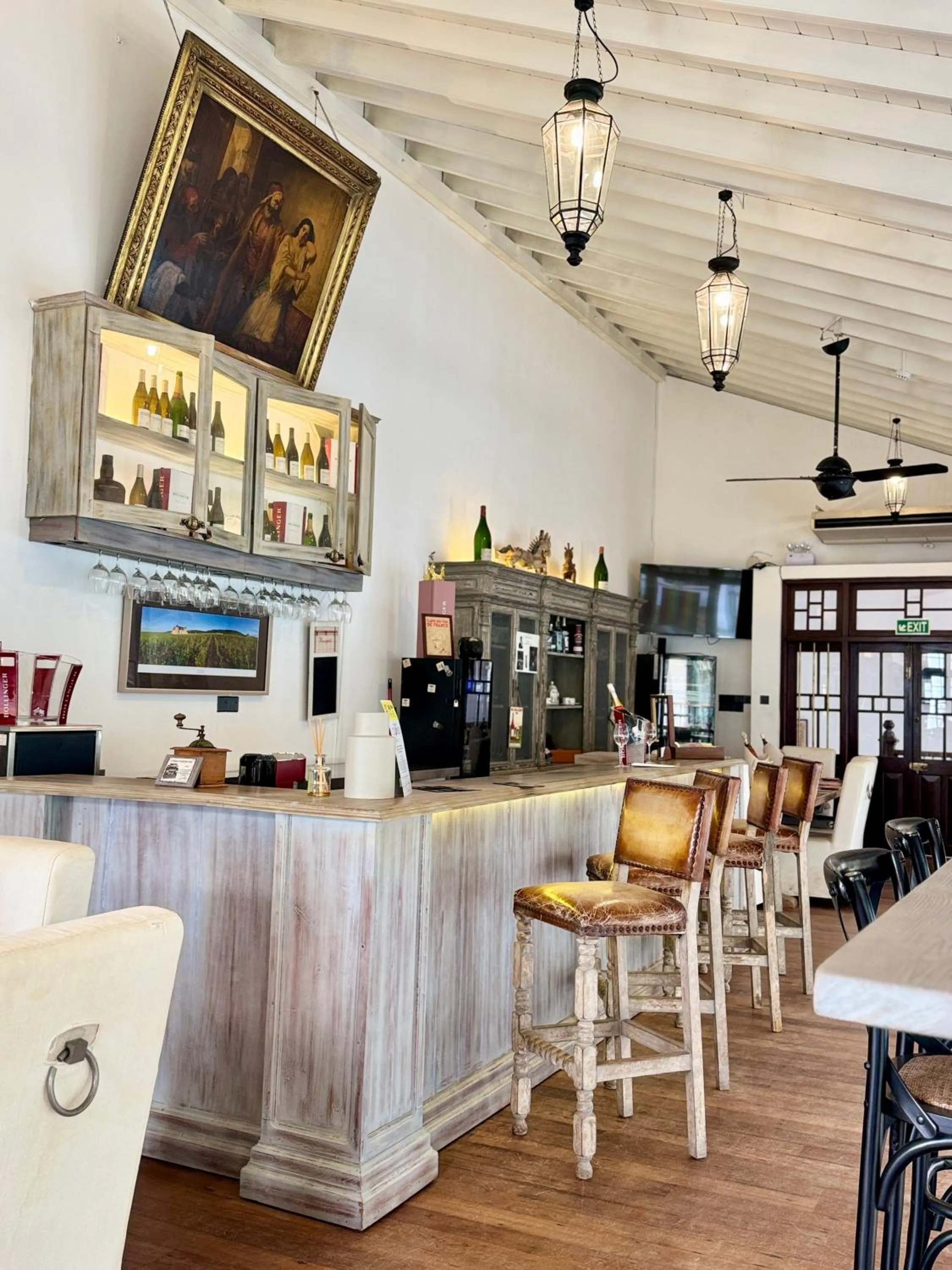 Lounge or bar in La Maison de Colombo