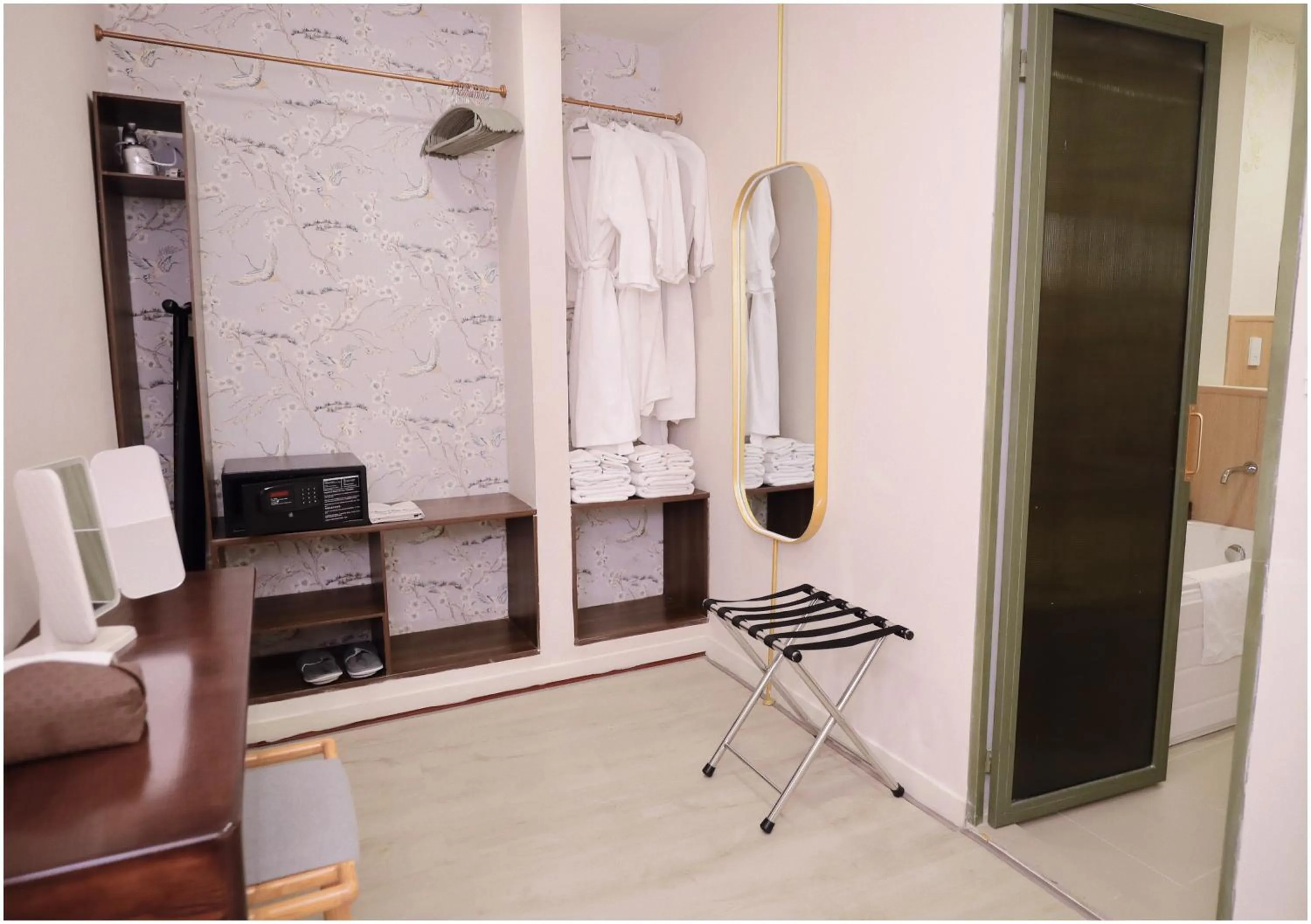 wardrobe in Le Macaron Garden Stay - City Boutique Hotel Da Lat