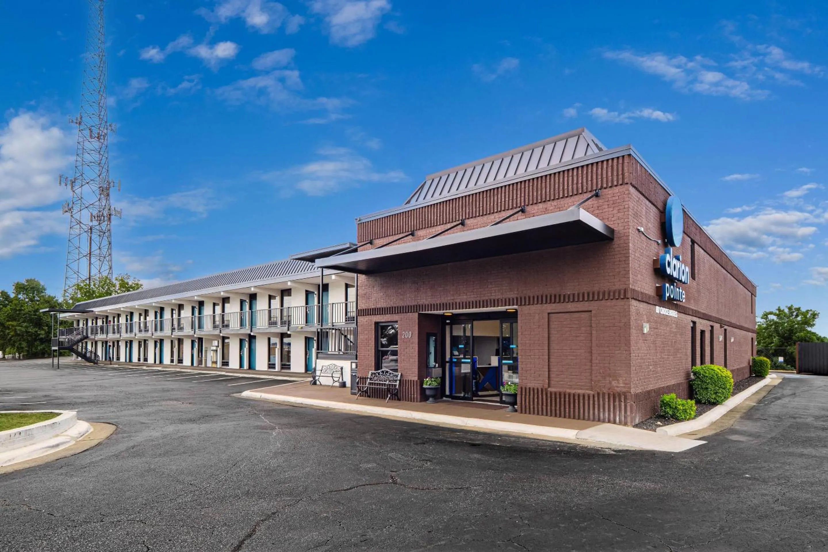 Property building in Clarion Pointe Winston - Salem Downtown
