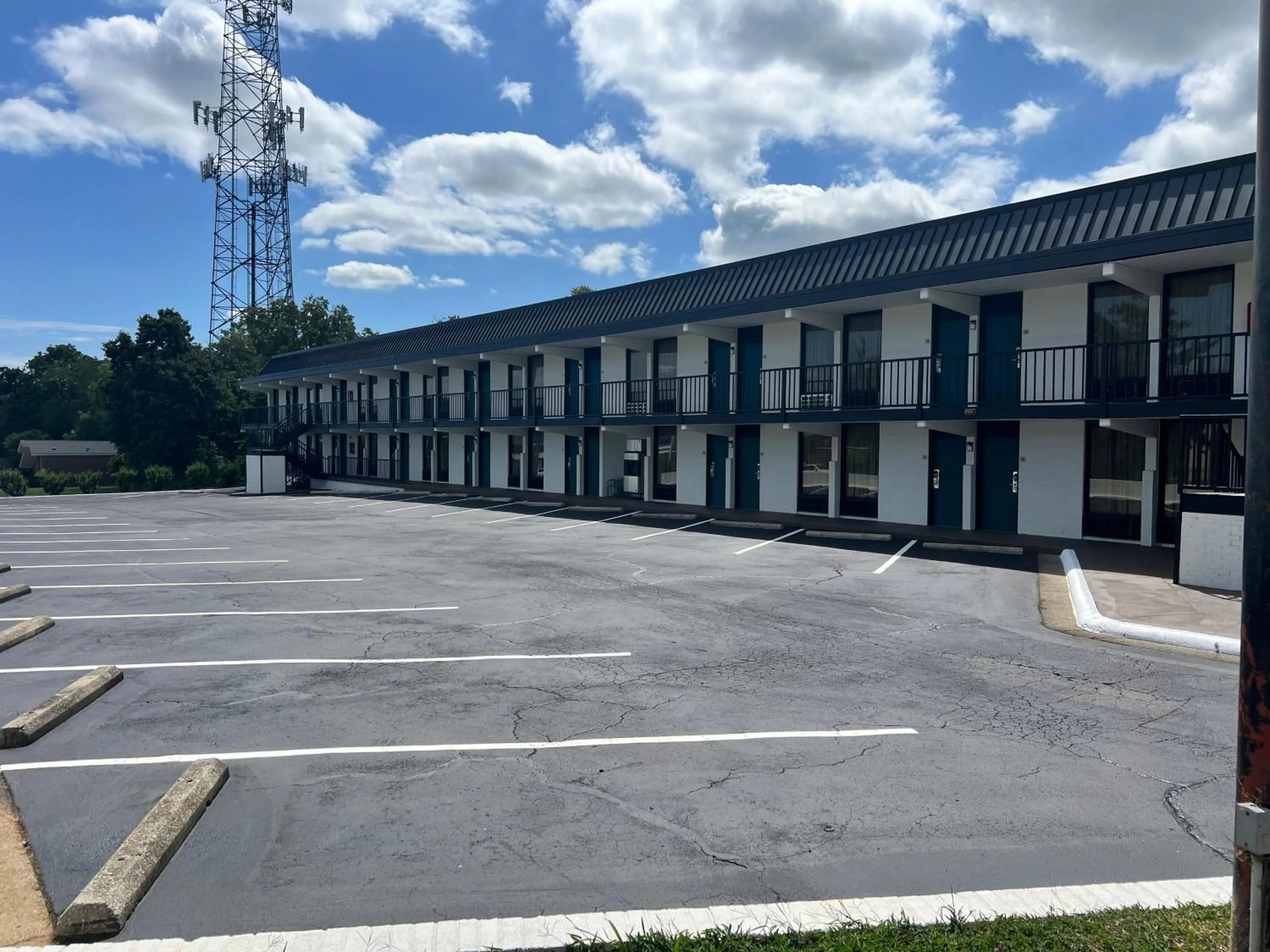 Property building in Clarion Pointe Winston - Salem Downtown