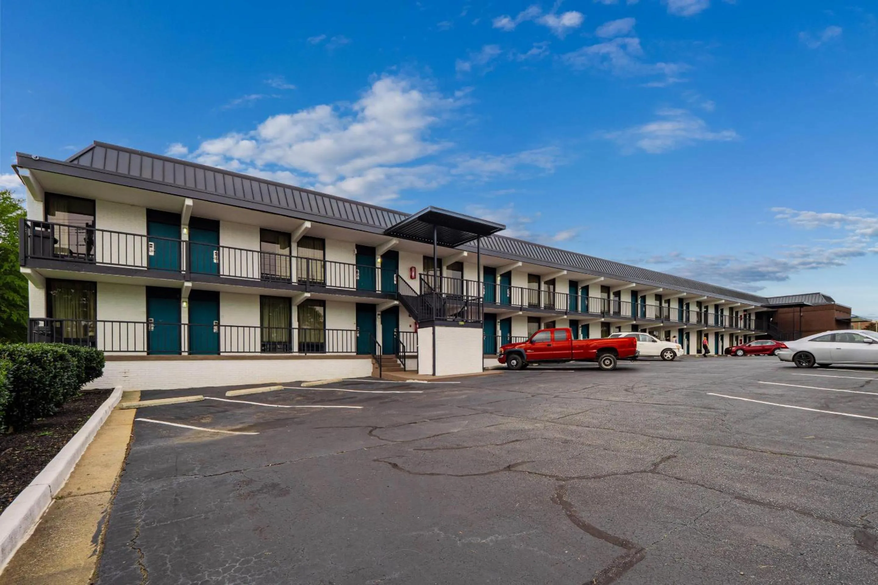 Property building in Clarion Pointe Winston - Salem Downtown