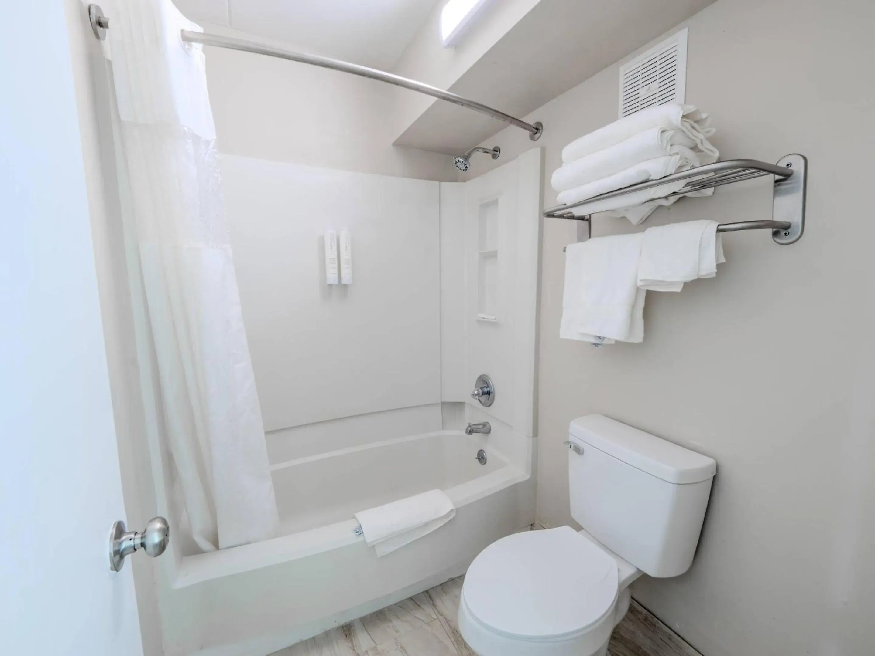 Bedroom in Clarion Pointe Winston - Salem Downtown Bedroom in Clarion Pointe Winston - Salem Downtown