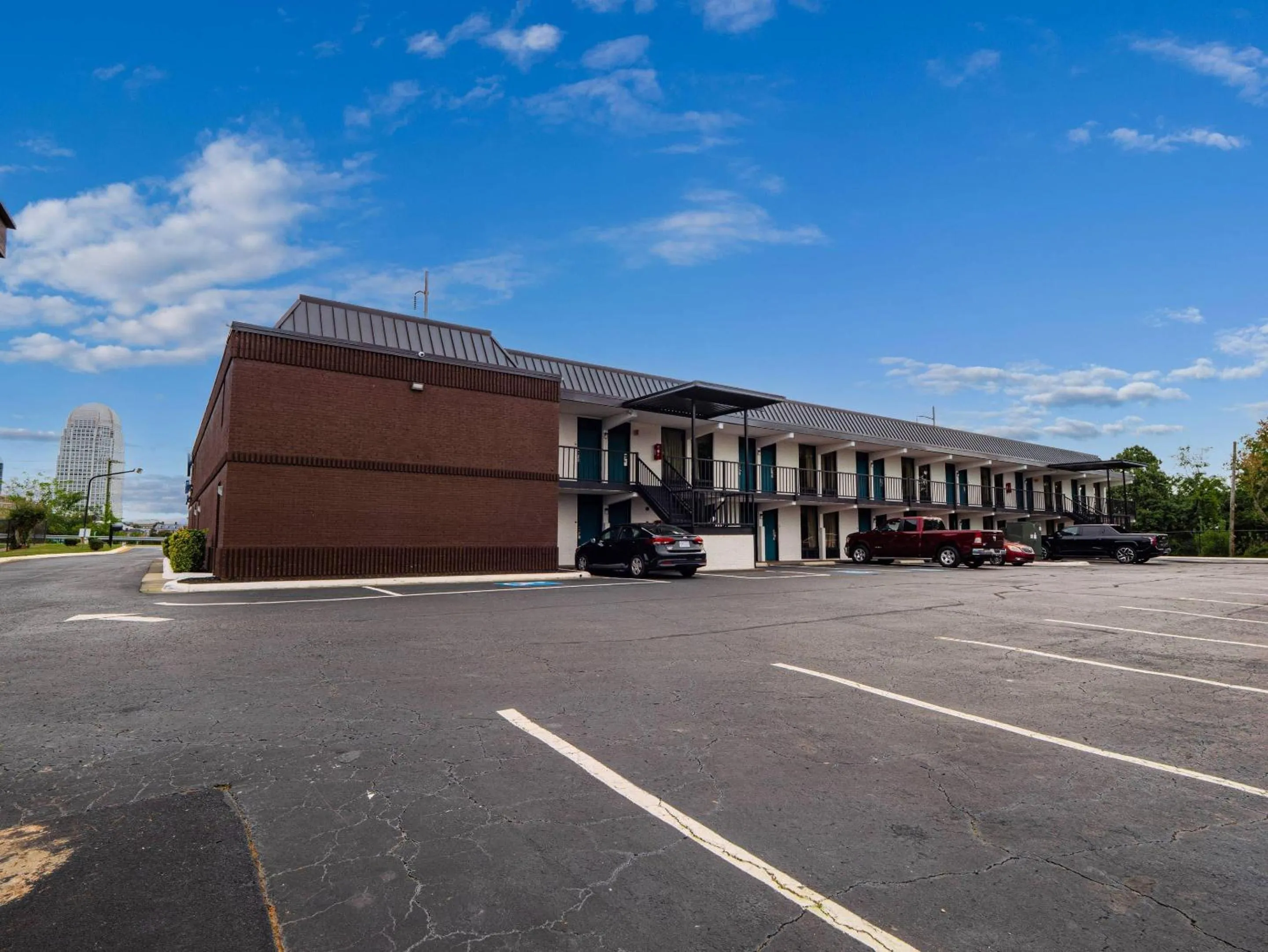 Property building in Clarion Pointe Winston - Salem Downtown