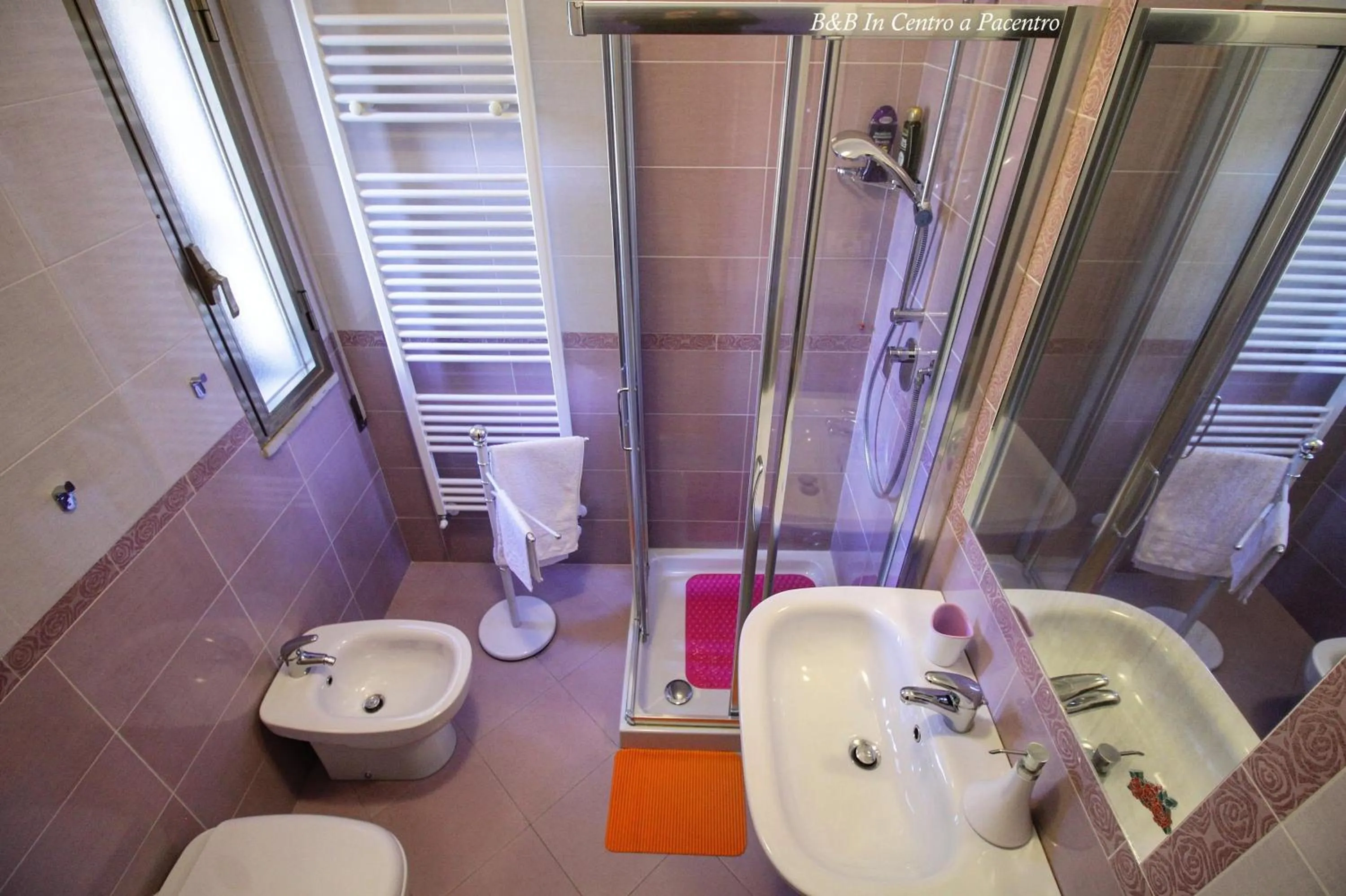 Shower in B&B In Centro a Pacentro