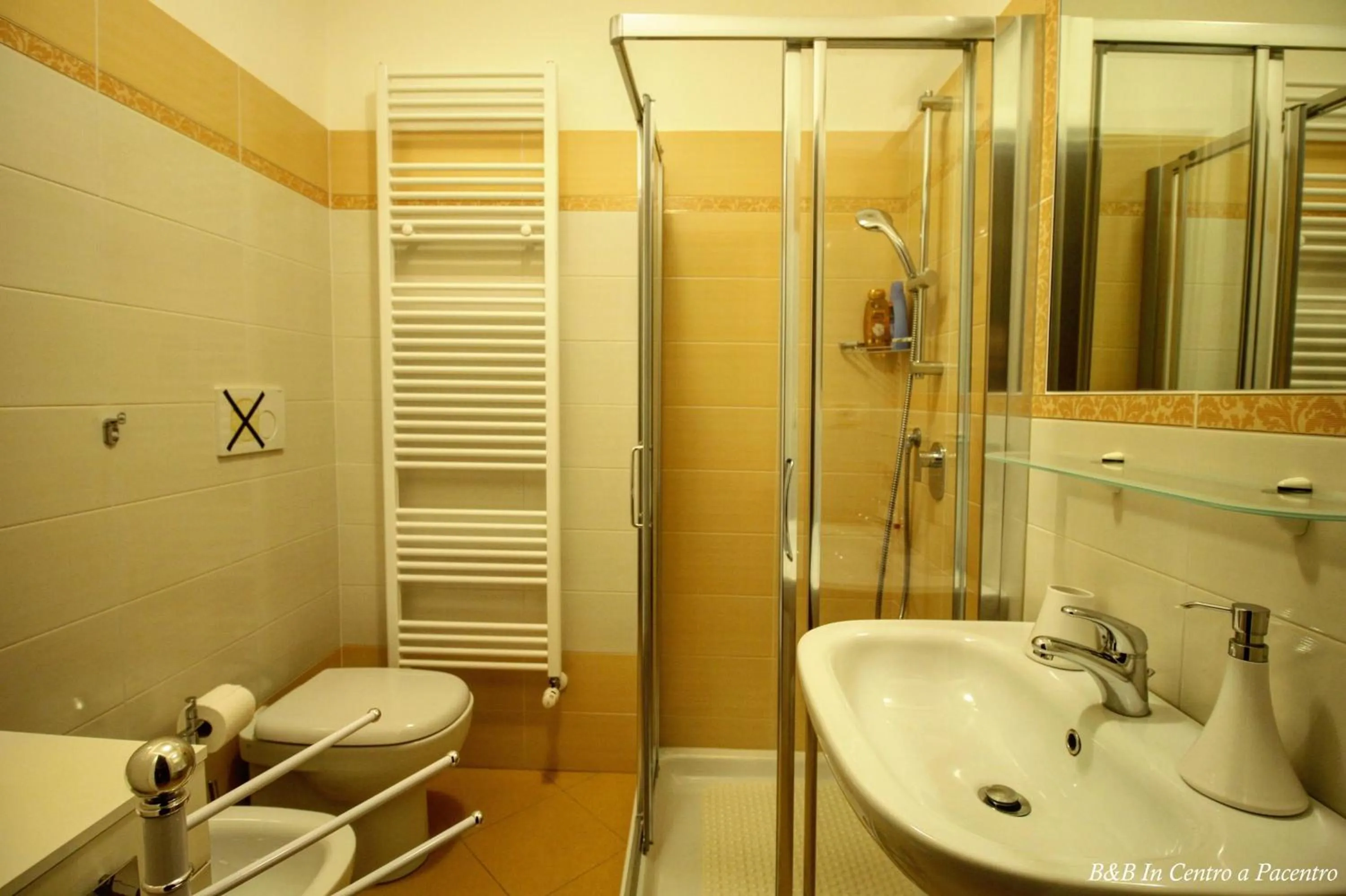Shower in B&B In Centro a Pacentro