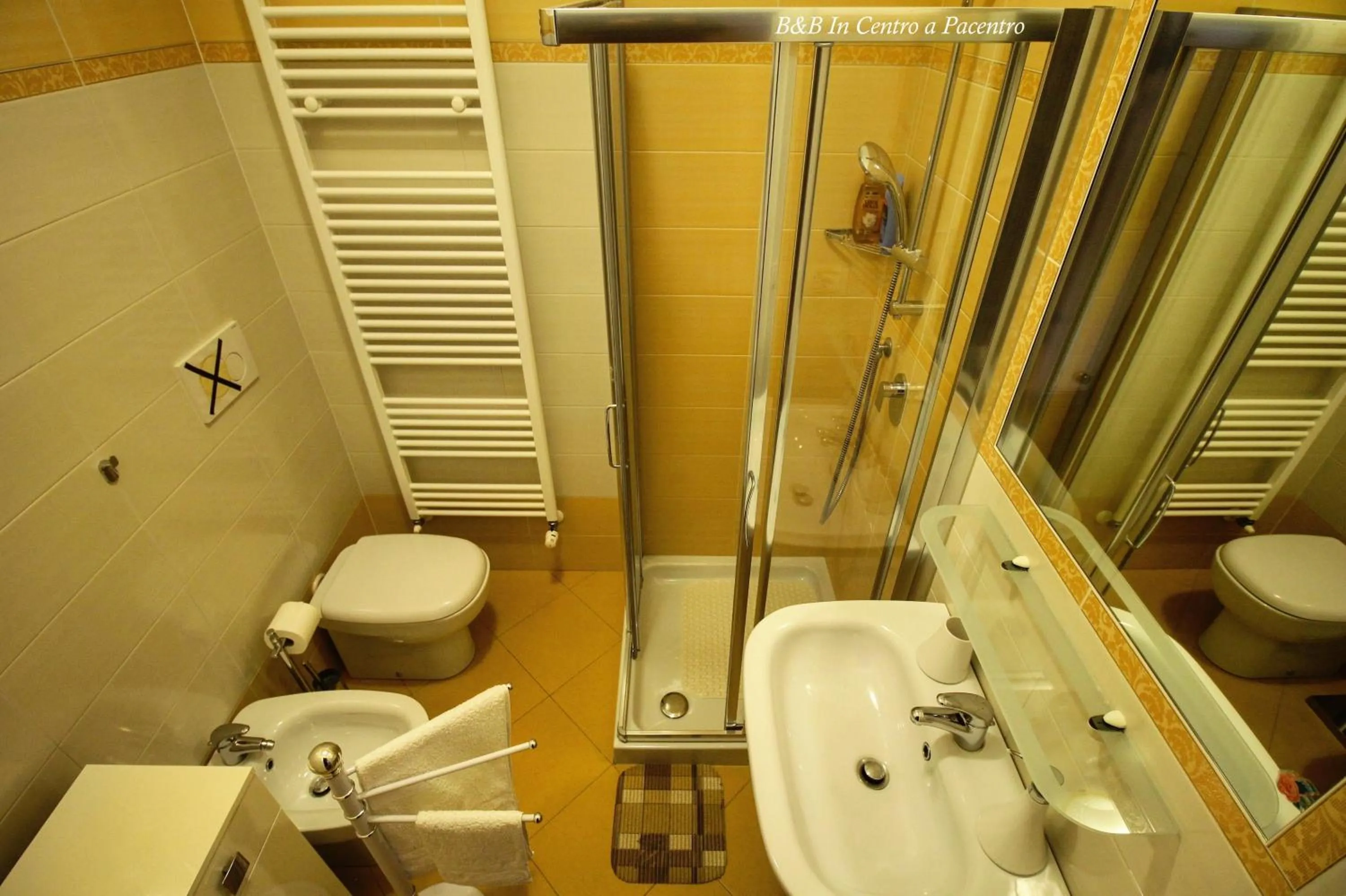 Shower in B&B In Centro a Pacentro