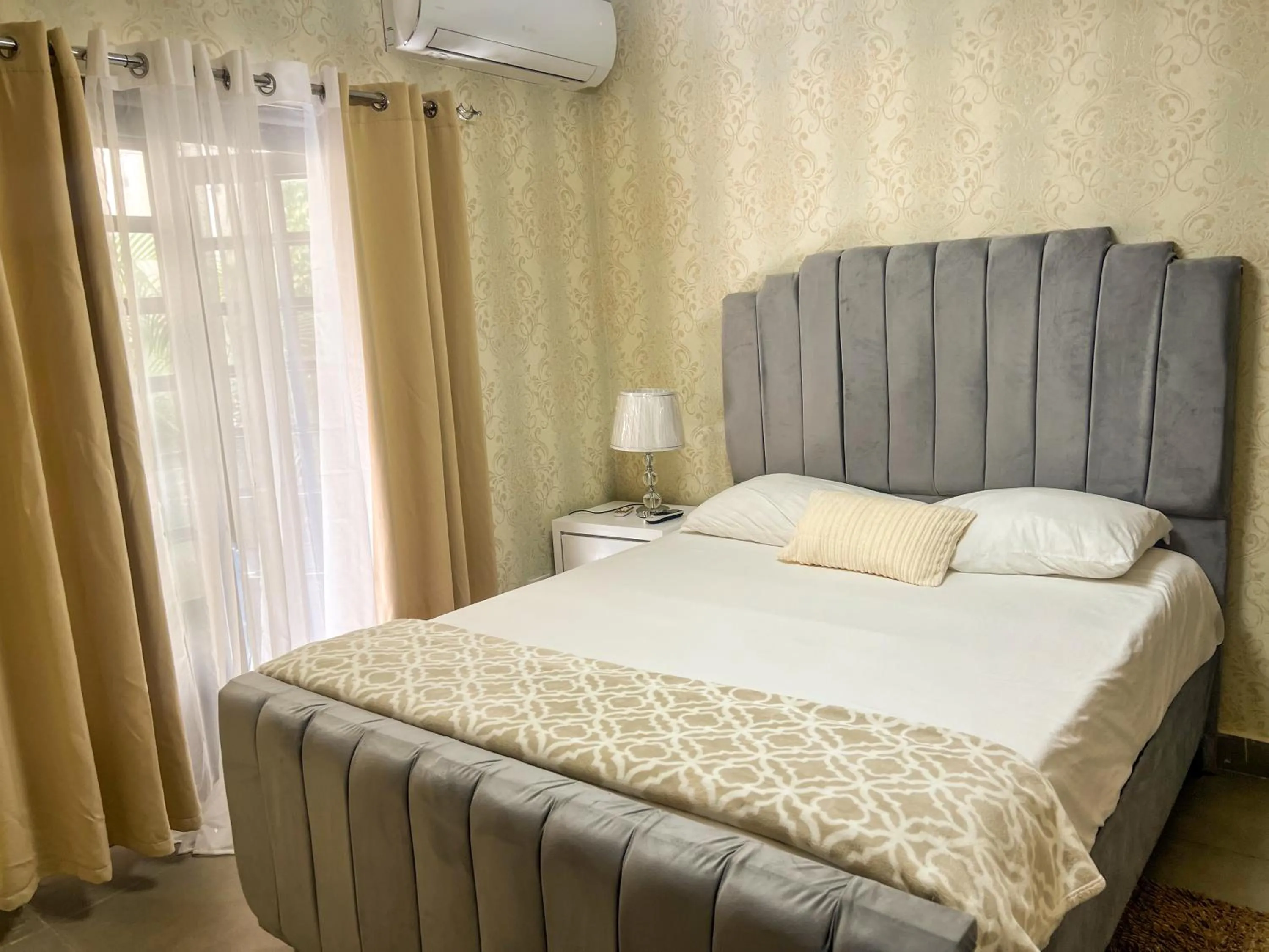 Bed in Colonial leyton apartment
