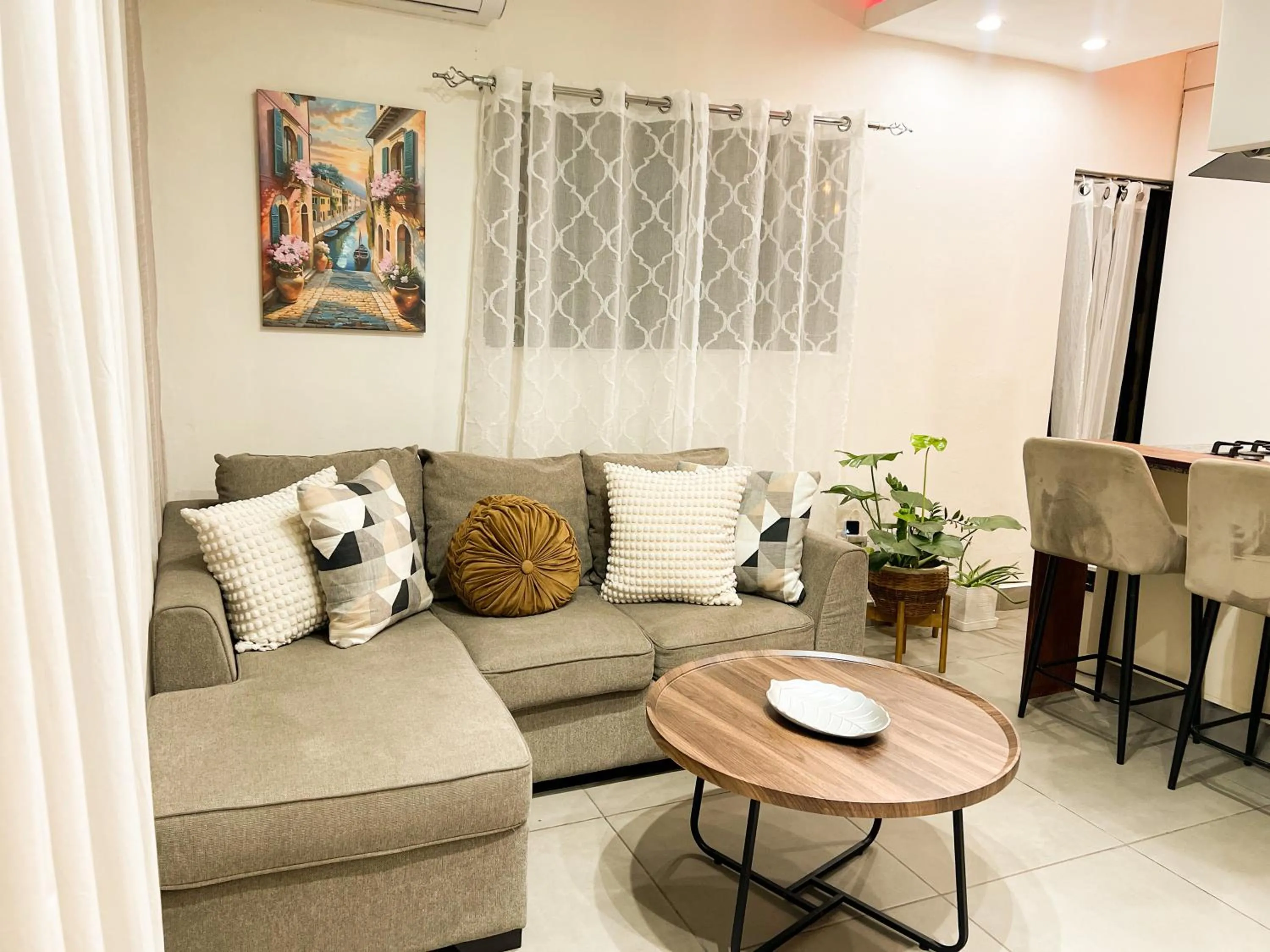 Living room in Colonial leyton apartment