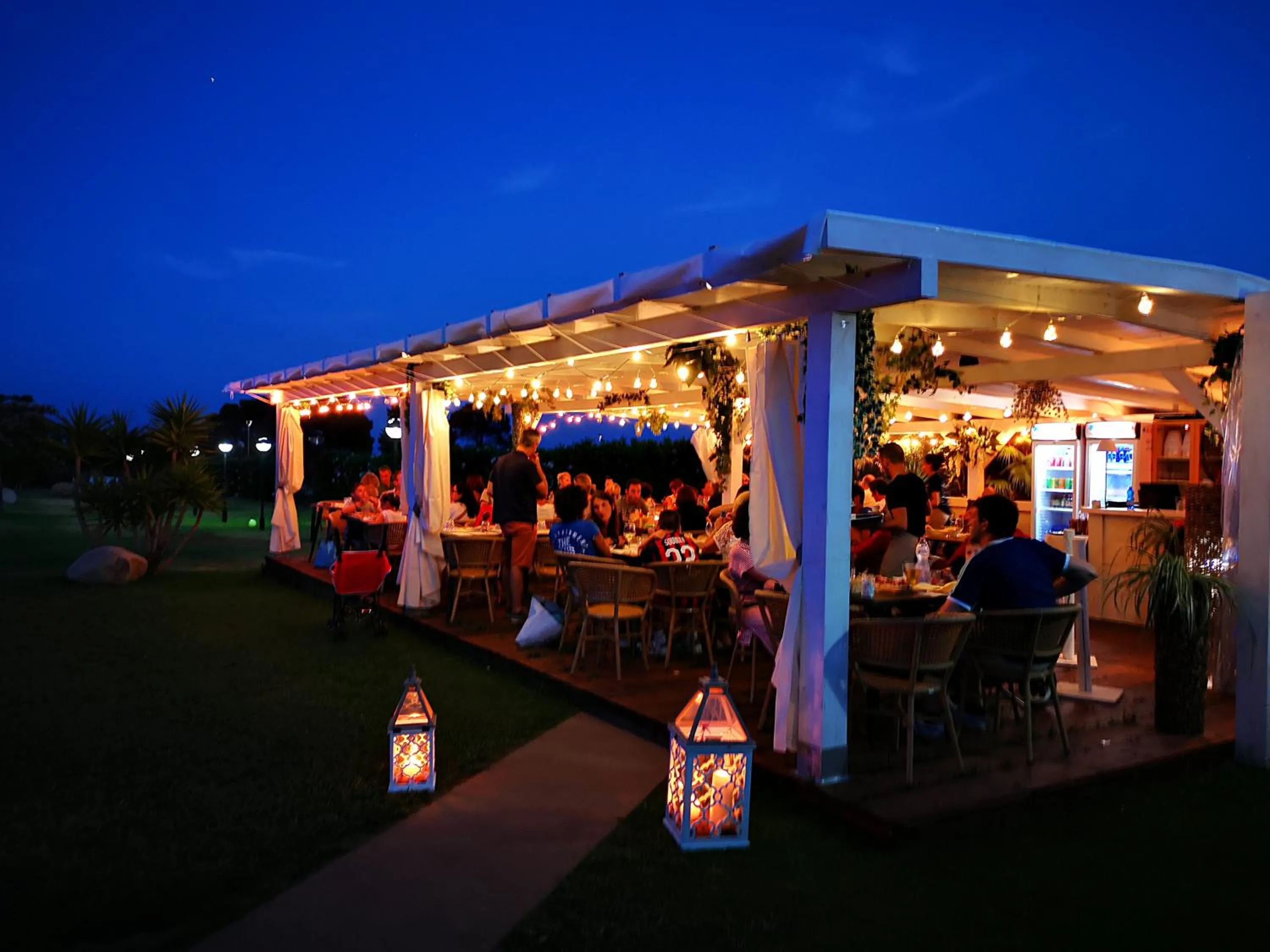 Restaurant/places to eat in Rey beach Club