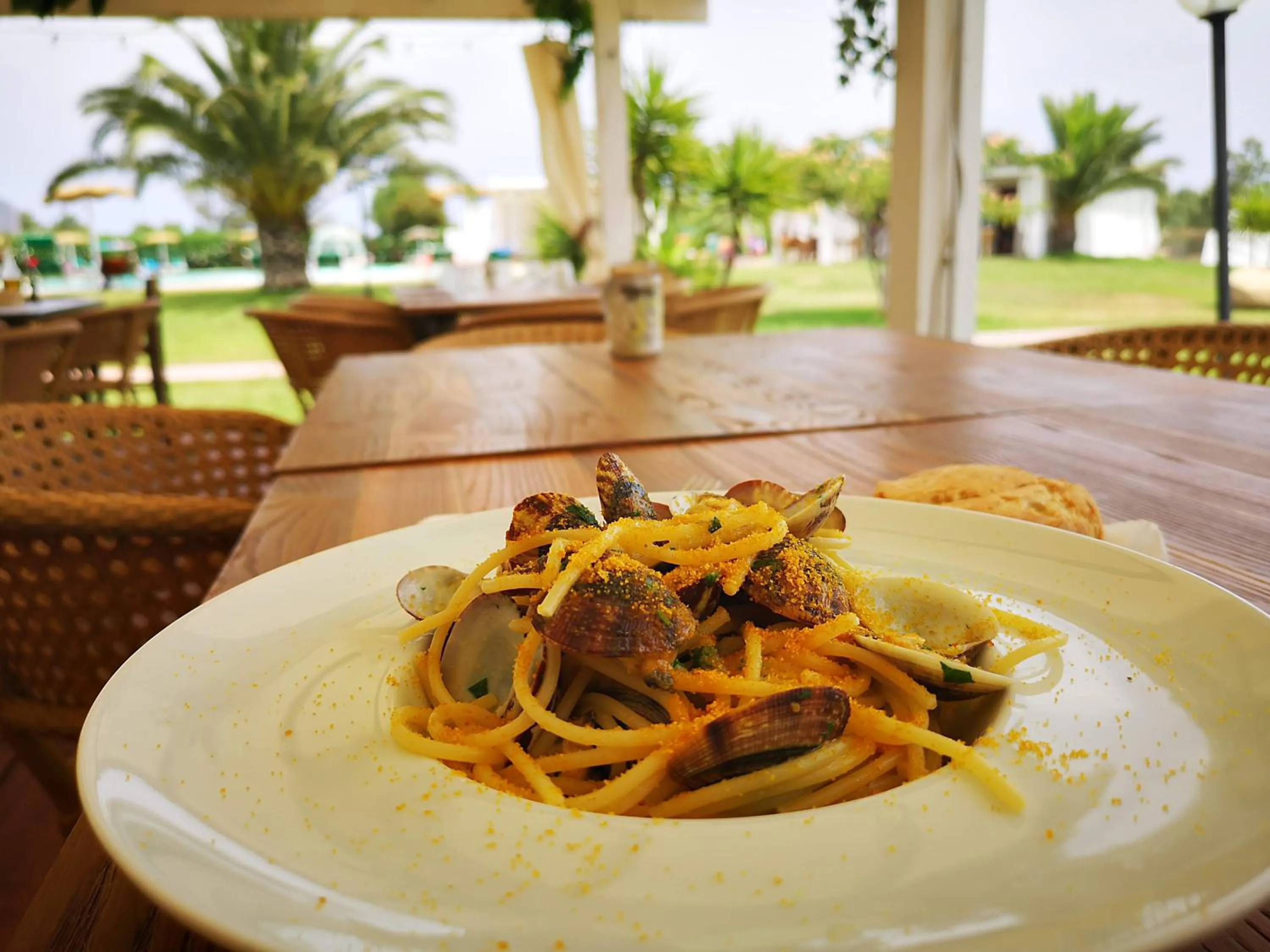 Restaurant/places to eat in Rey beach Club