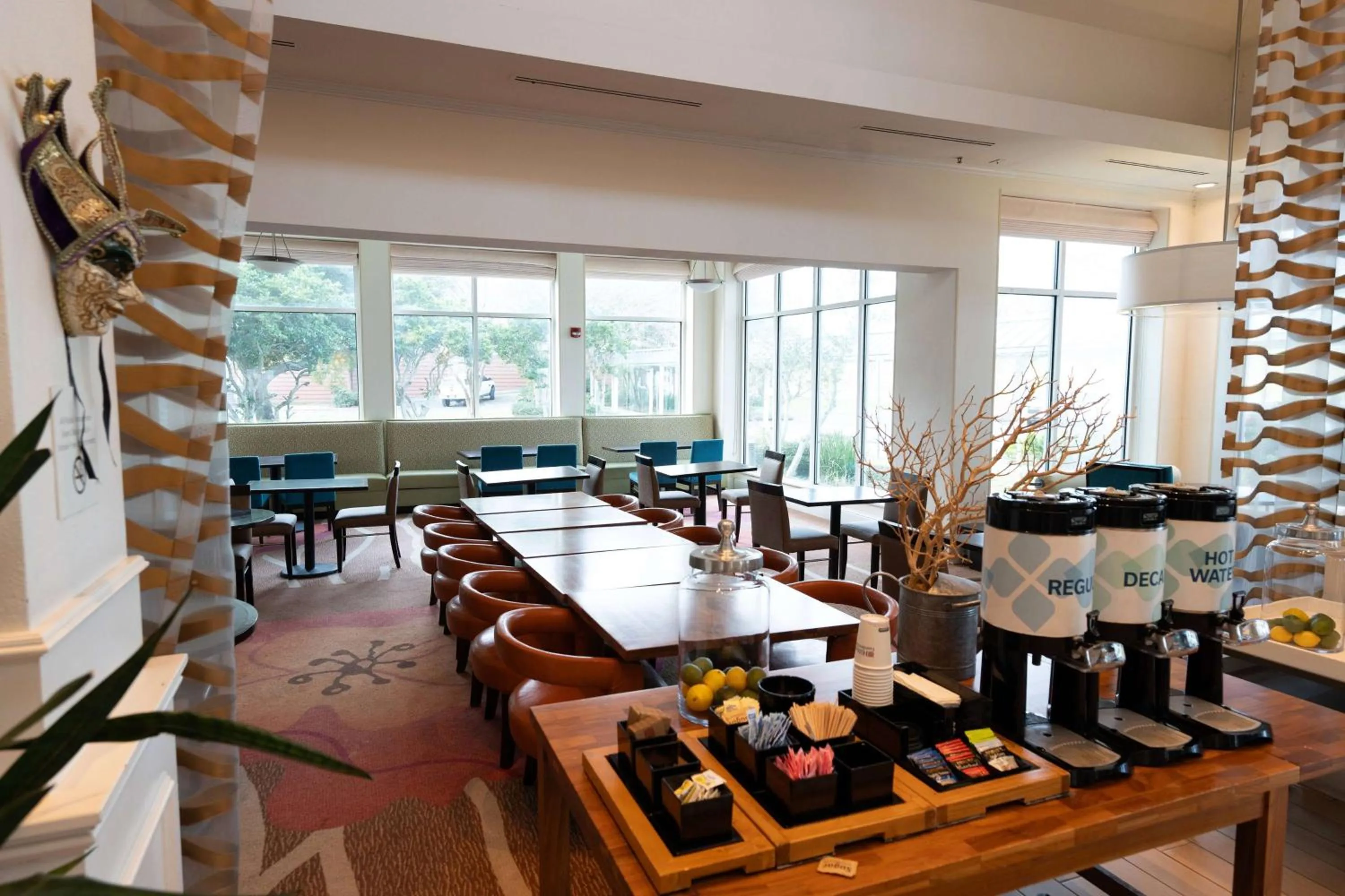 Restaurant/places to eat in Wyndham Garden New Orleans Airport