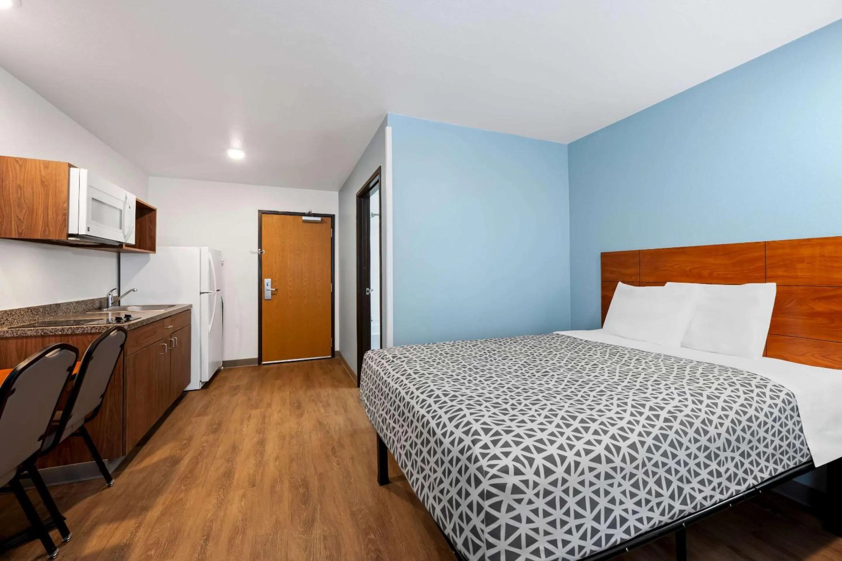 Bedroom, Bed in WoodSpring Suites Hobbs