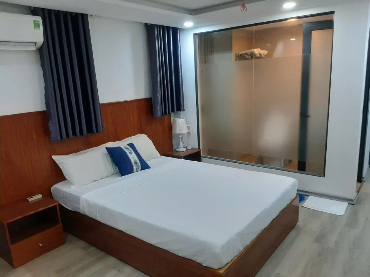 Photo of the whole room, Bed in Heaven Hotel