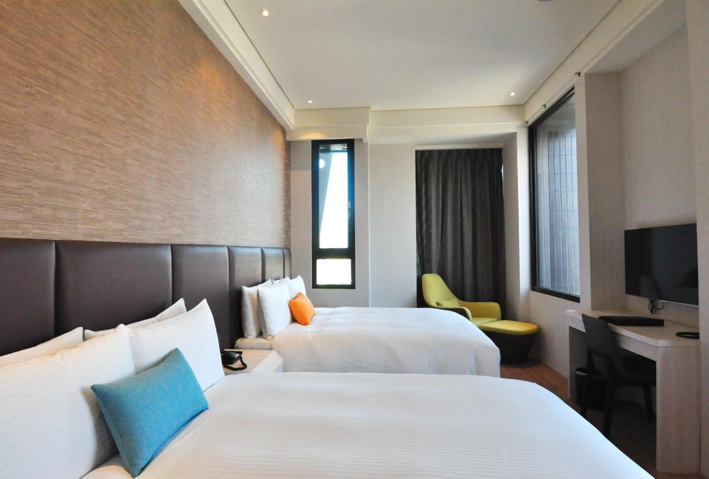 Photo of the whole room, Bed in Treeart Hotel