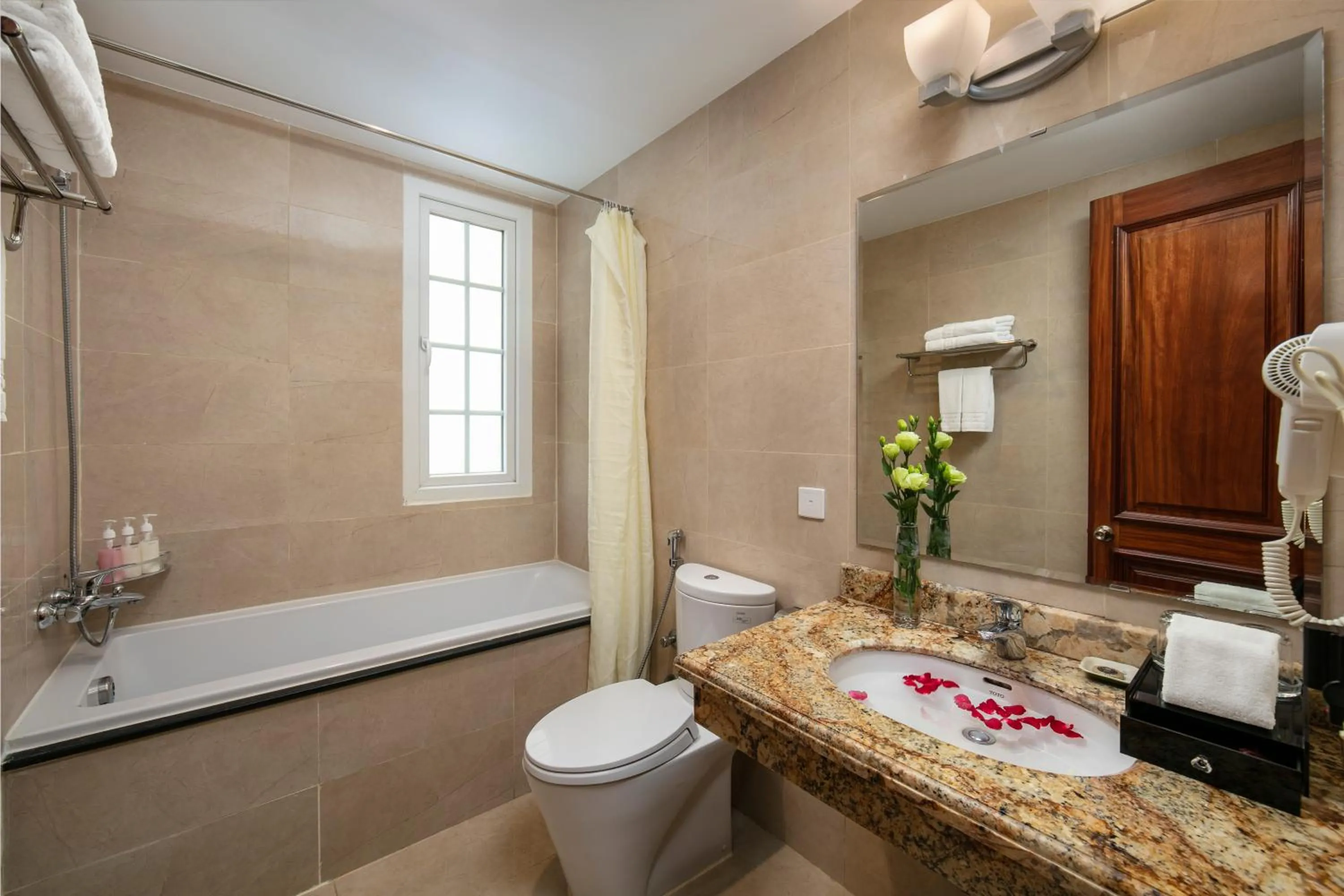 Shower in Sunline Central Hotel