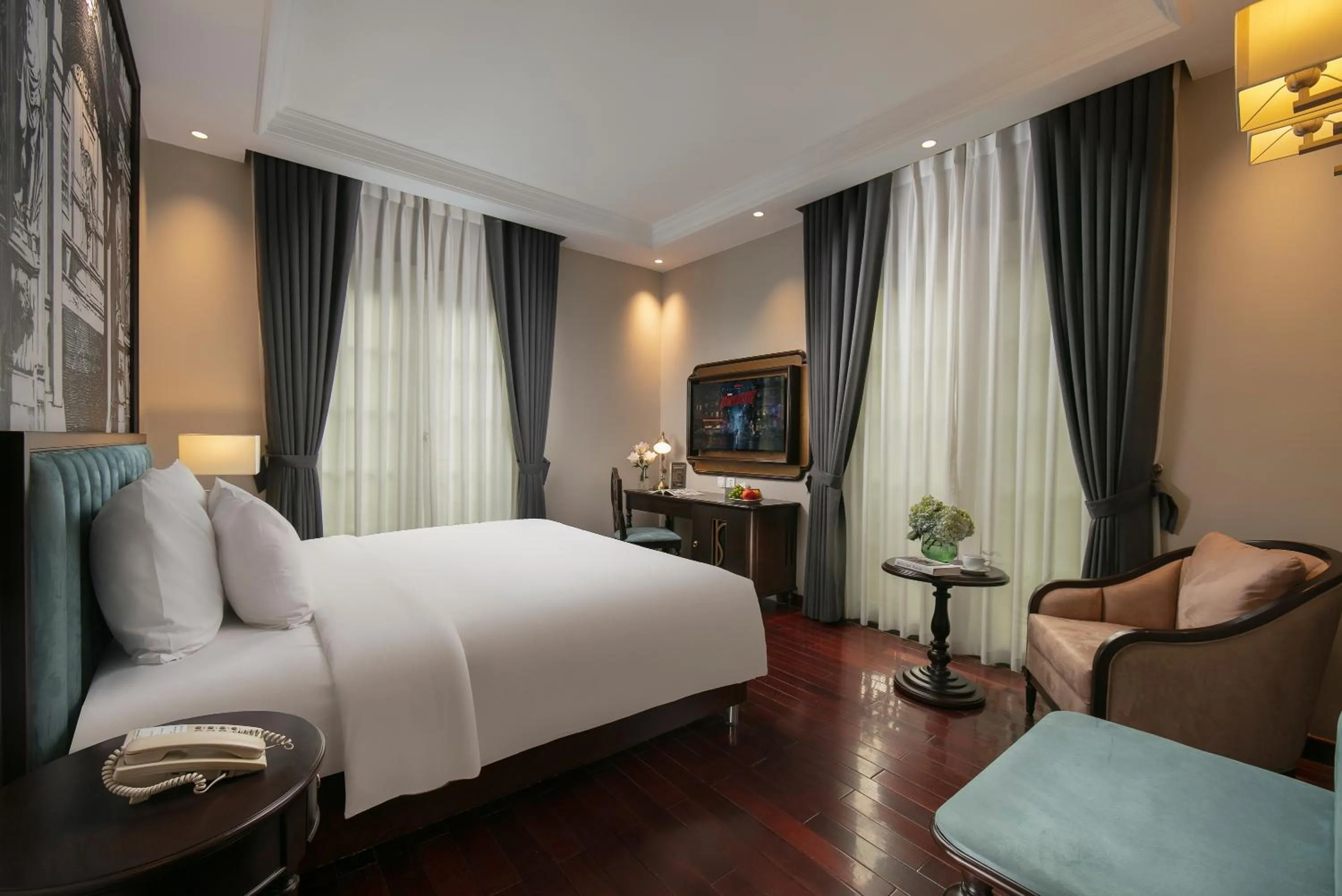 Living room, Bed in Sunline Central Hotel