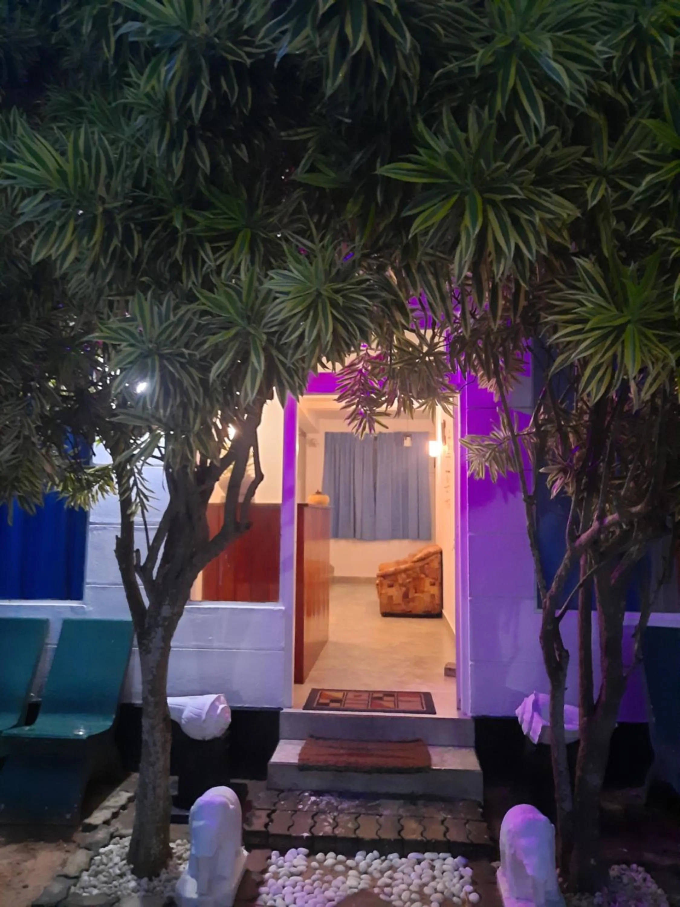 White Surfing Beach Resort