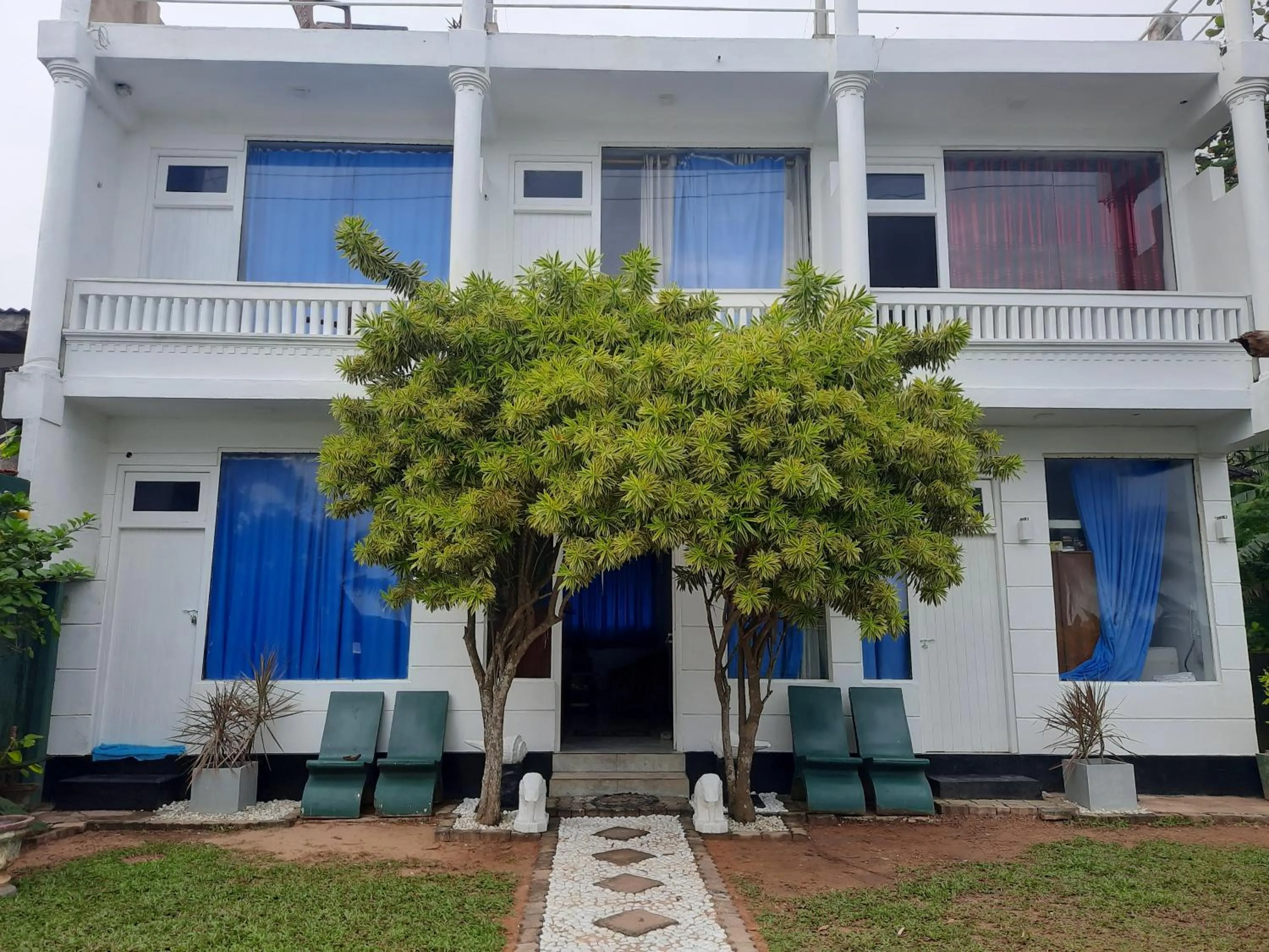 White Surfing Beach Resort