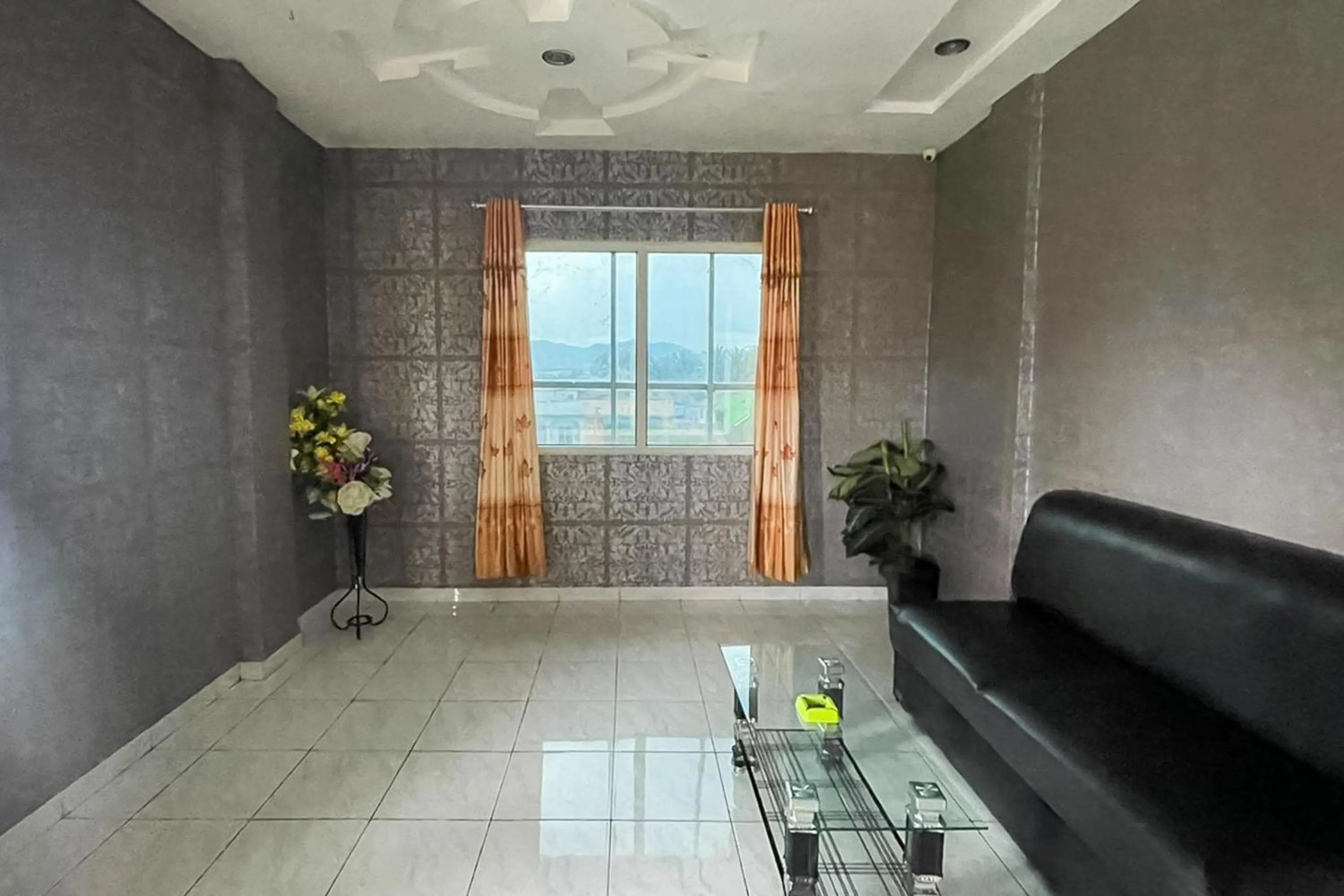 Seating area in RedDoorz at Hotel Anda Pematang Siantar