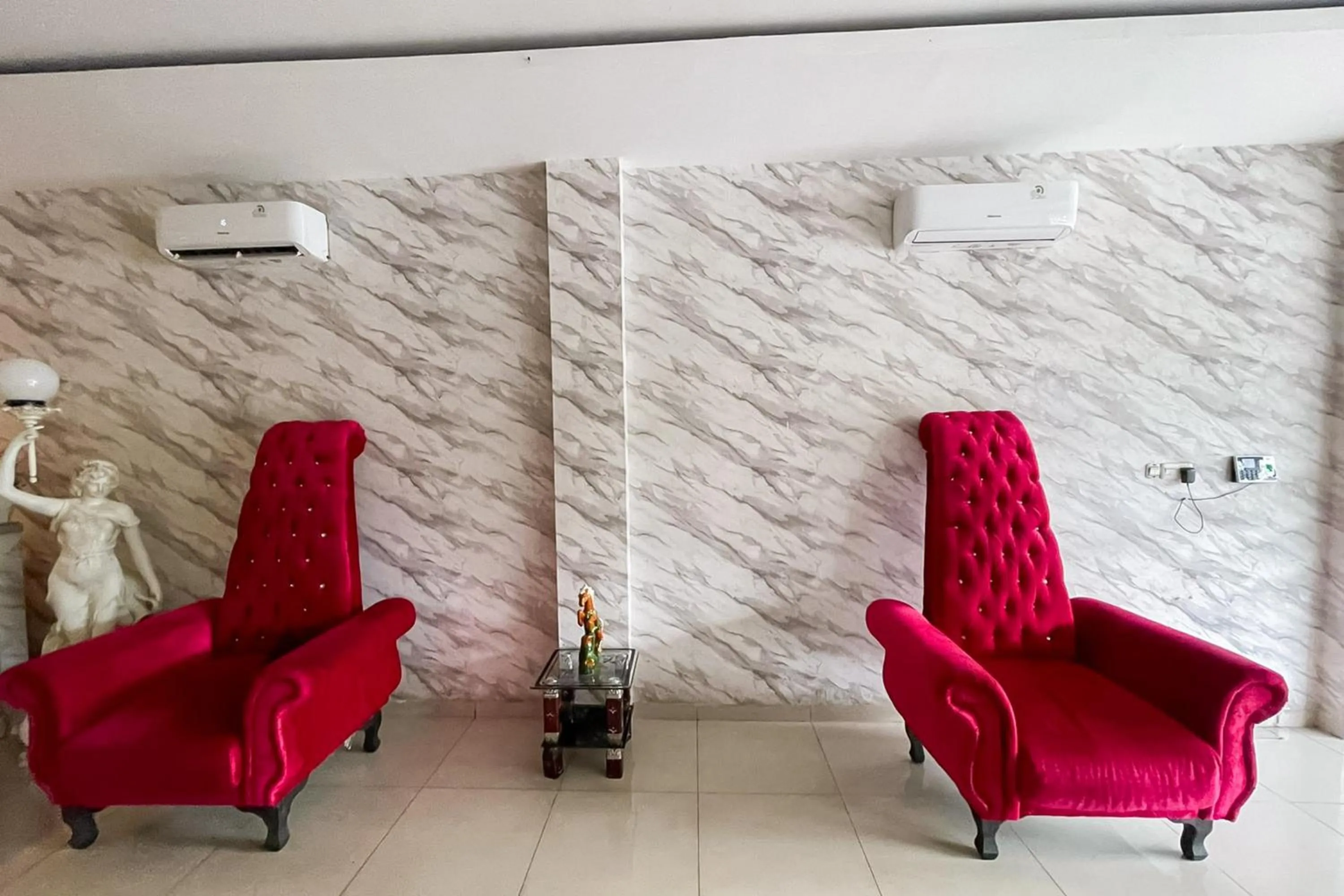 Seating area in RedDoorz at Hotel Anda Pematang Siantar